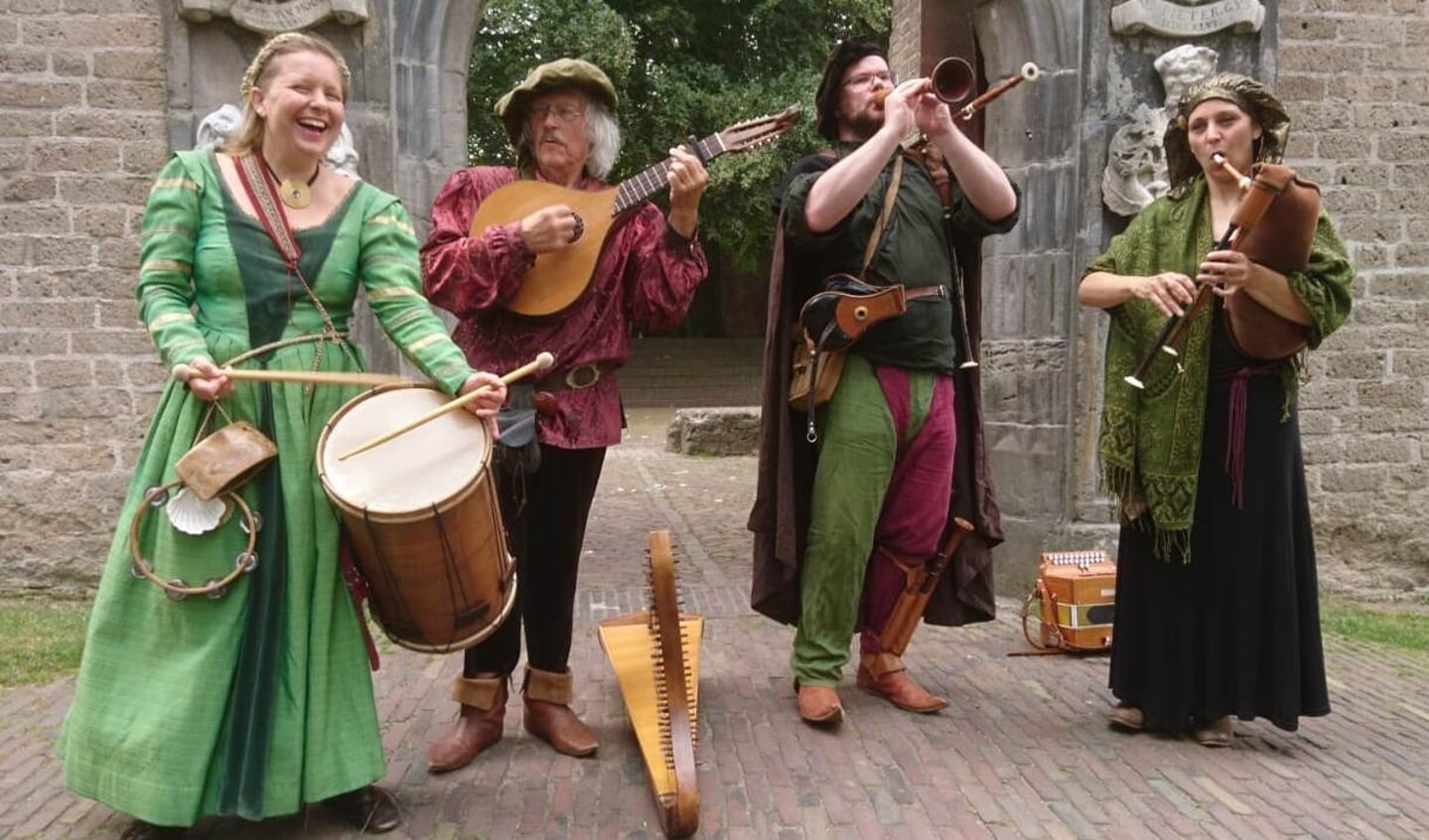 Muziekgezelschap Goet ende Fyn vermaakt het publiek met allerlei historische muziek. Meezingen en dansen mag.  