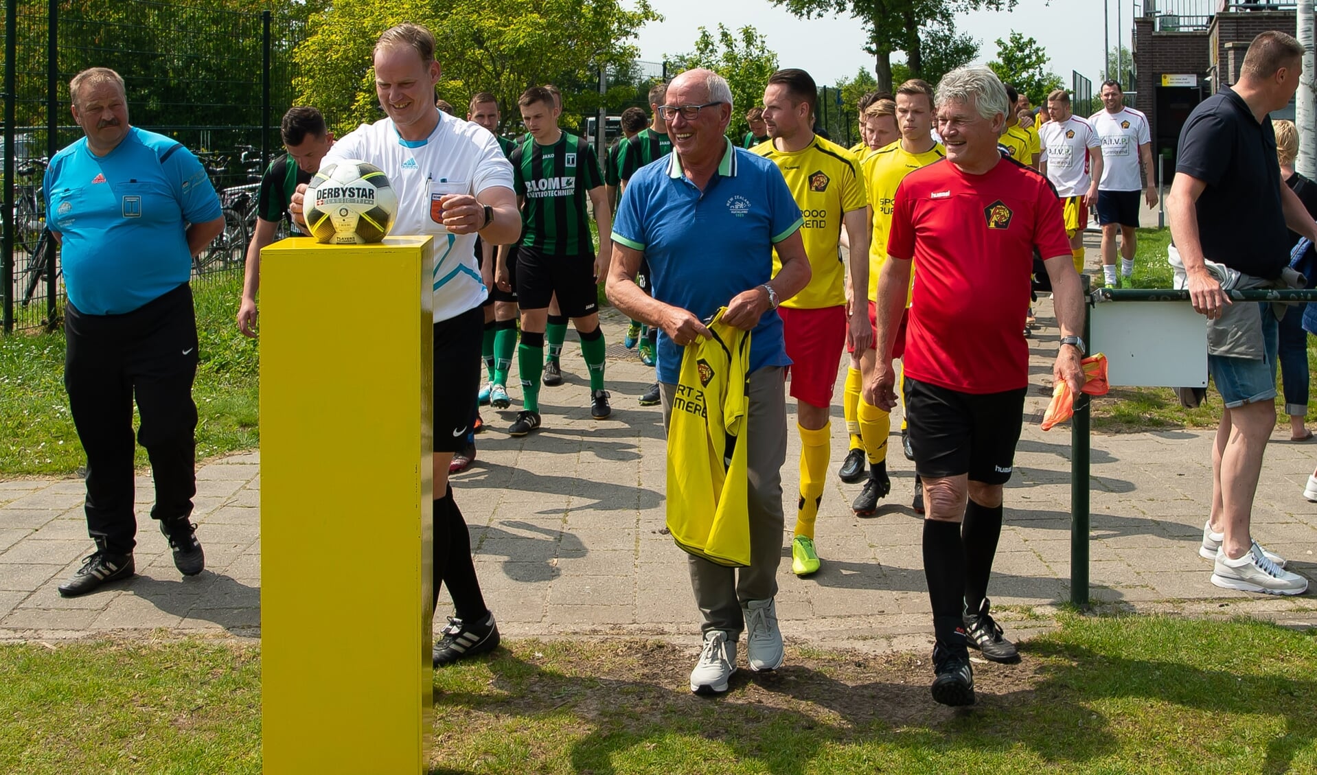 Bert Slegt (tweede van rechts) trad rondom de wedstrijd tegen Hollandia T voor het laatst op als gastheer van FC Purmerend. Rechts naast hem grensrechter Gerard van Schaik, die zijn laatste wedstrijd vlagde.