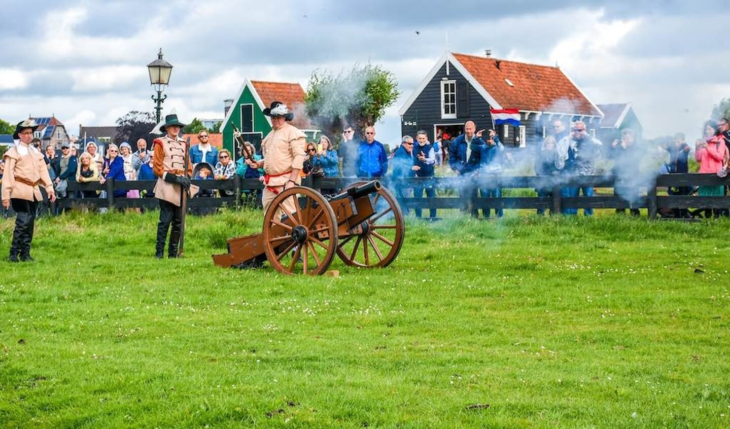 Ook de soldaten zijn van de partij. Dit keer met een minikanon.  