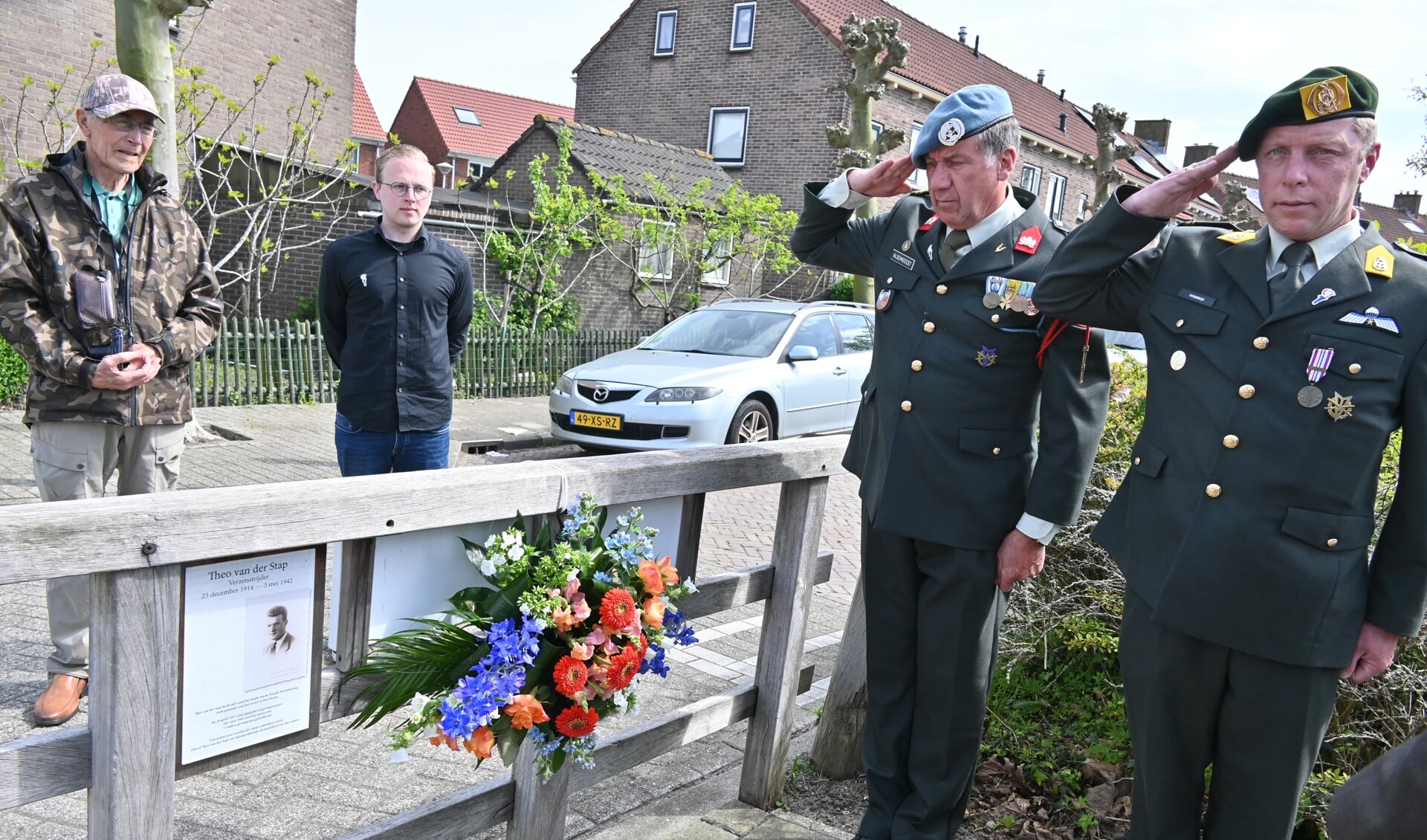  Veteranen Joop Alsemgeest en Pepijn Arkesteijn brengen een eregroet. Op de achtergrond links Kees van Paassen en Nick Koene (4/5 mei comité). 