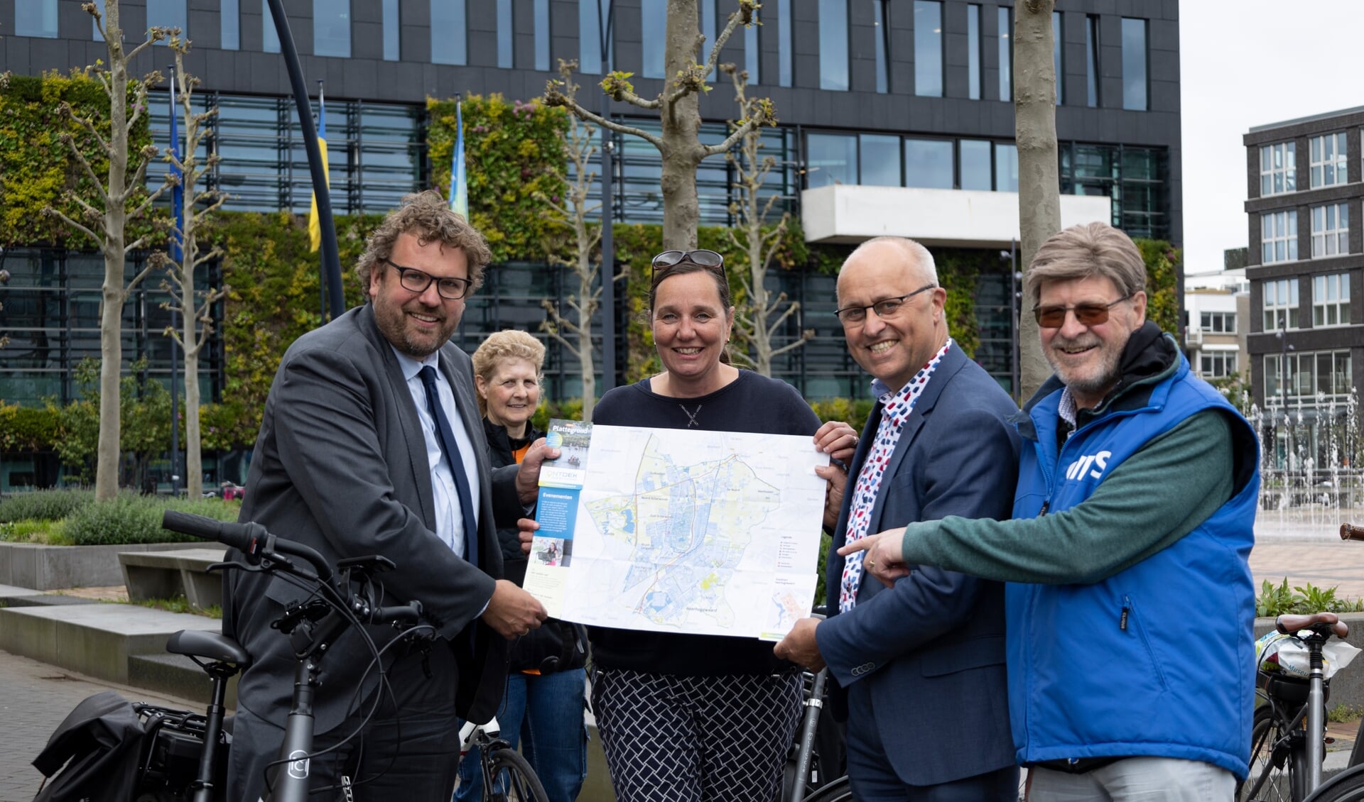 De nieuwe plattegrond is vandaag uitgereikt aan burgemeester Maarten Poorter en wethouder Fred Ruiten van Dijk en Waard. Daarna werd er een lekker rondje gefietst!