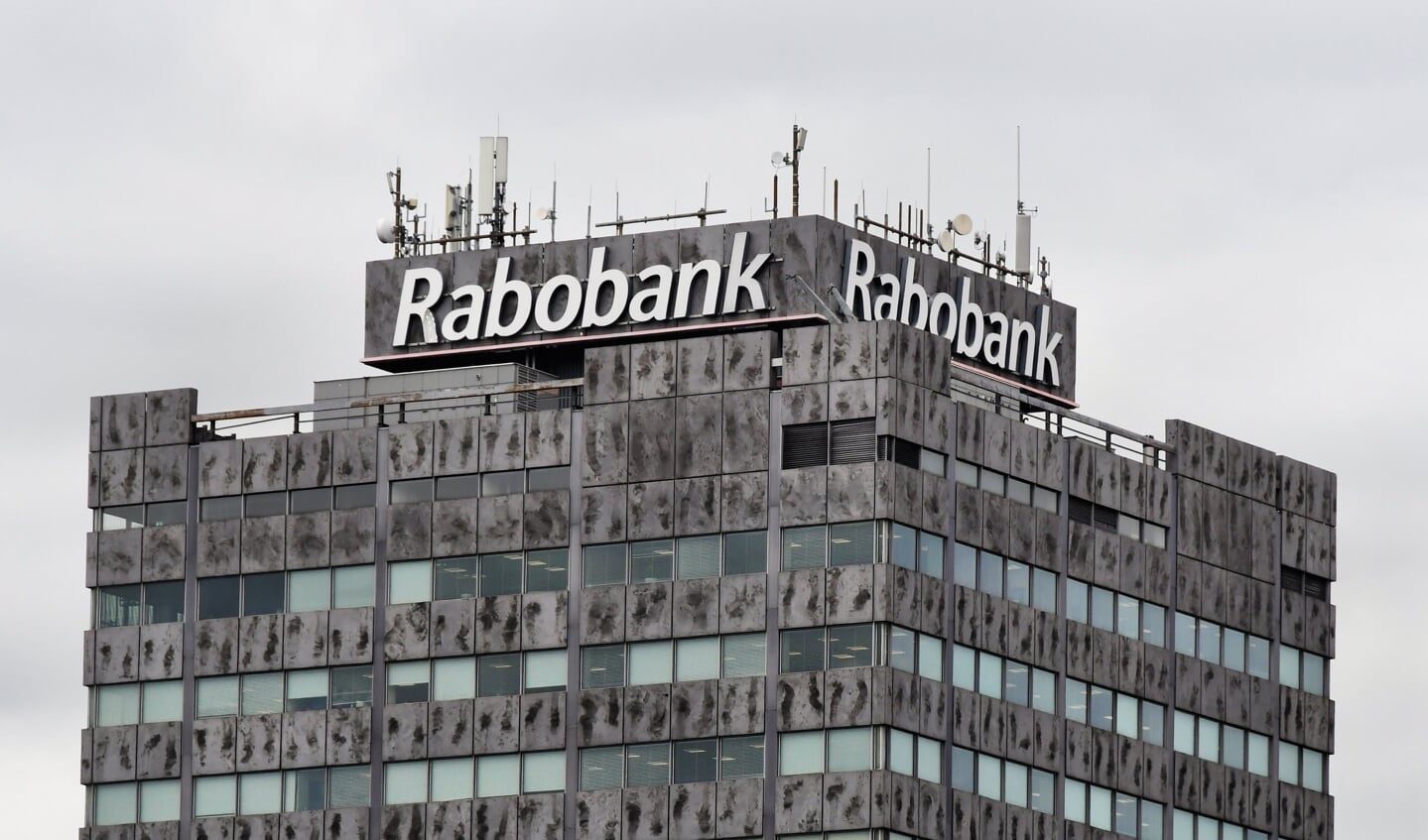 Donderdagmorgen wordt begonnen met het verwijderen aan twee kanten van de naam Rabobank. 