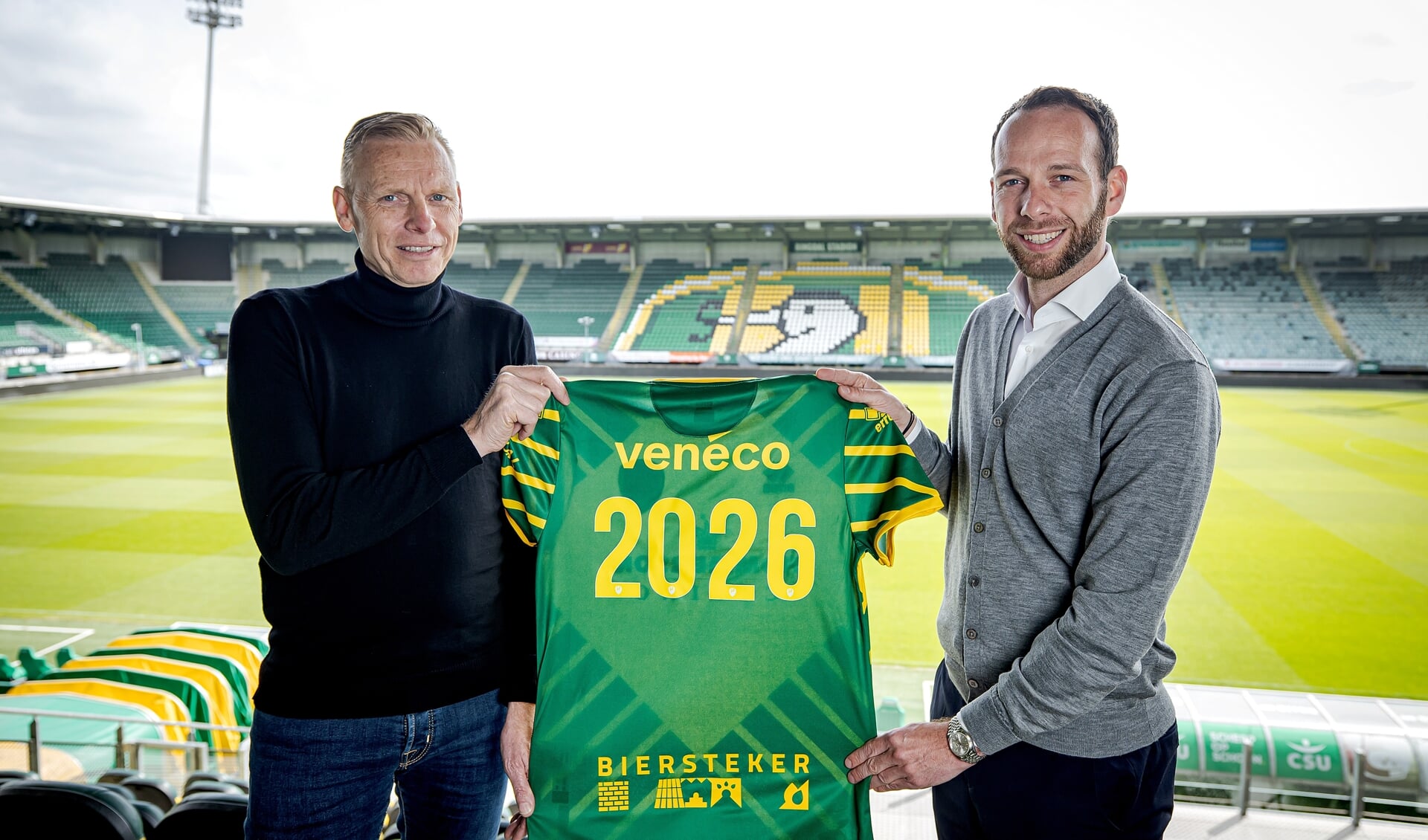 Giel Biersteker (l.) en Jesper van den Bosch van ADO laten het nieuwe shirt zien.