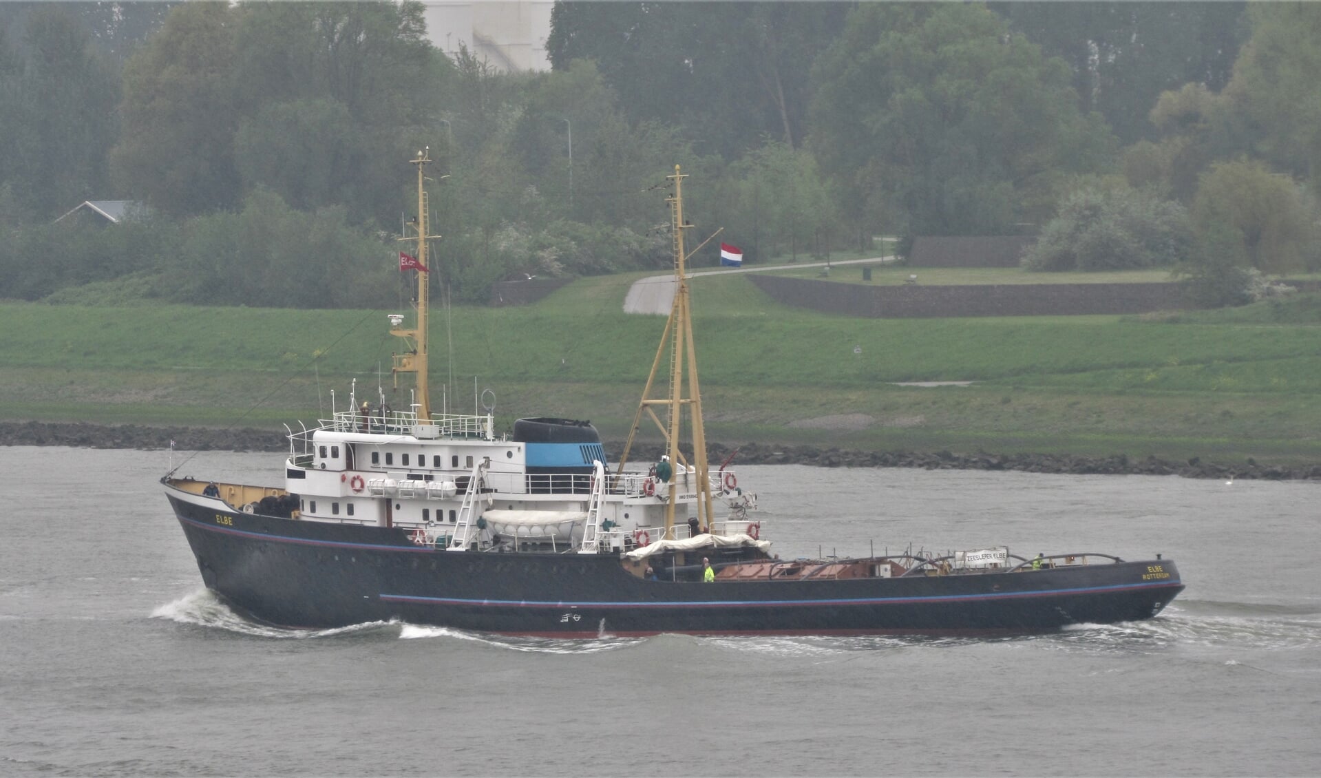 De Elbe op het laatste stukje van zijn reis terug naar zijn vaste ligplaats in Maassluis.