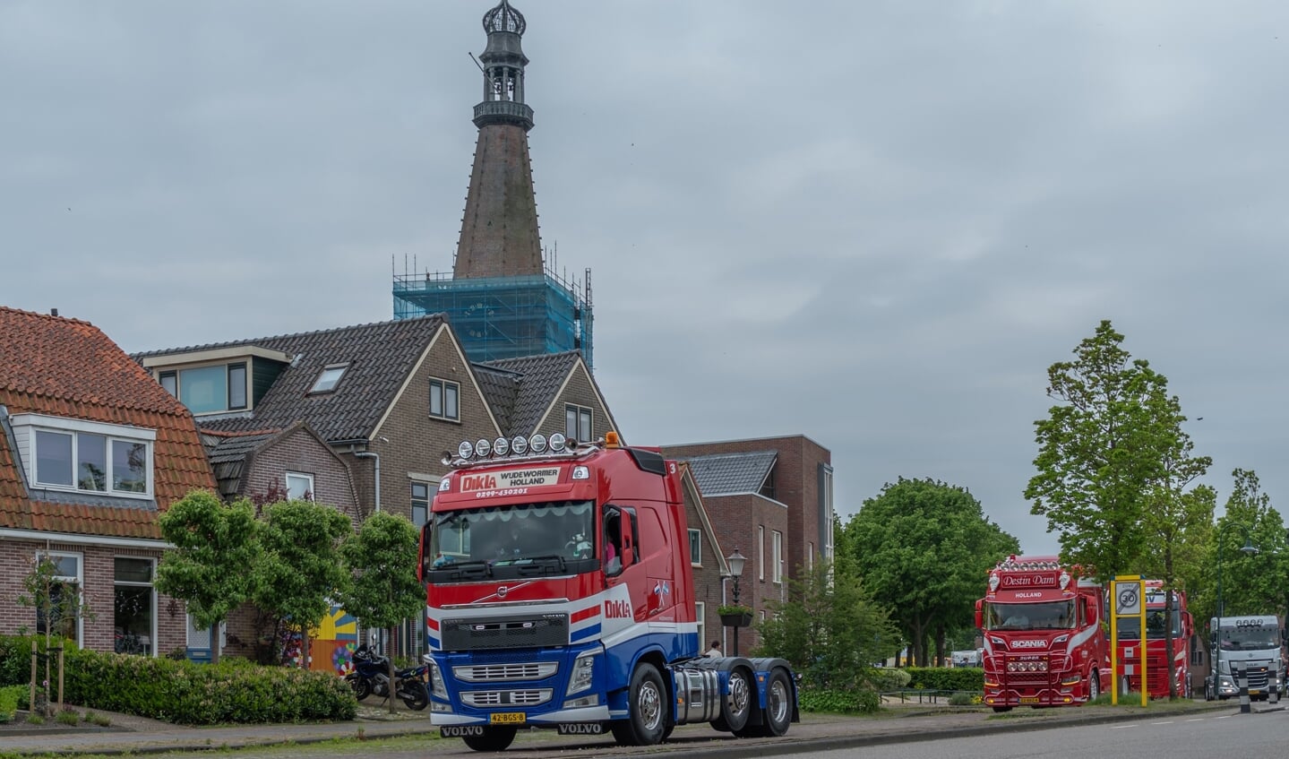 De trucks rijden de via de Overtoom de Nieuwstraat in.