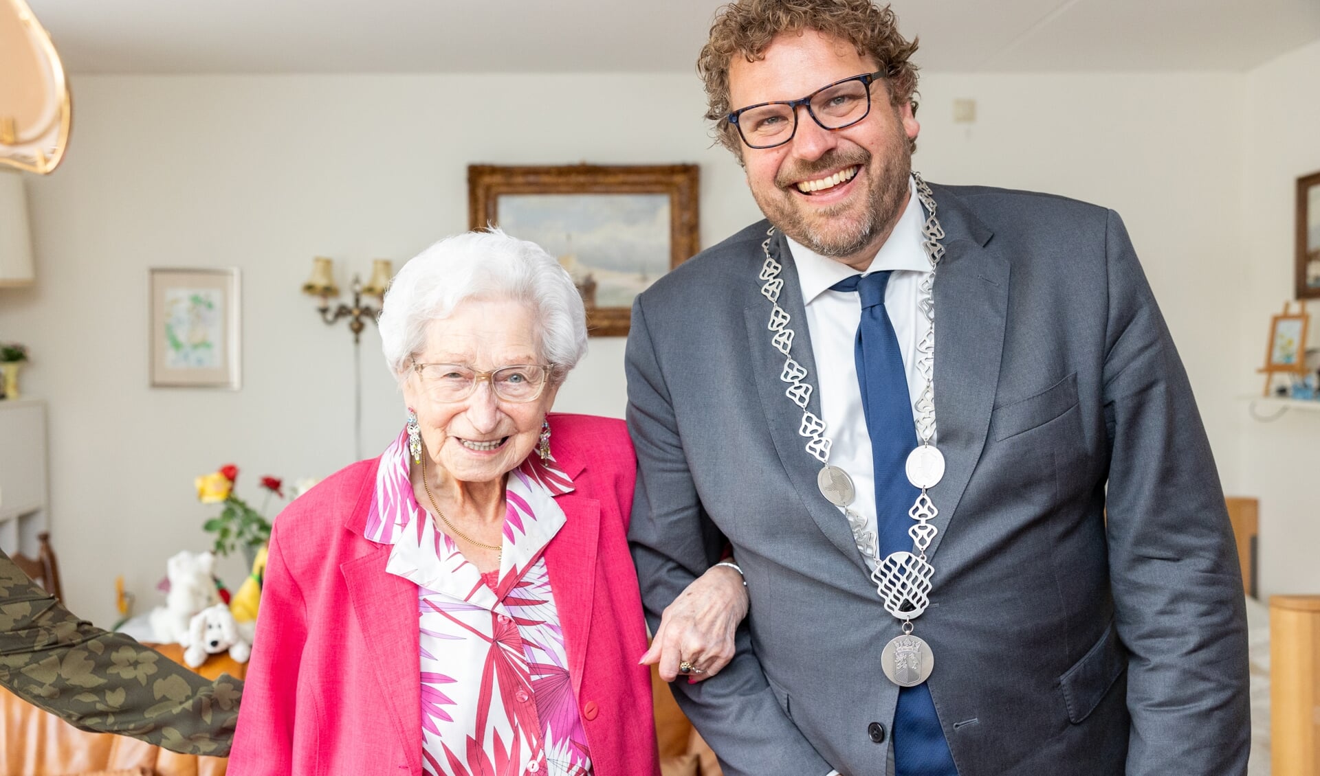Eeuwlinge mevrouw Smit-Bleeker arm in arm met burgemeester Maarten Poorter. 'Mijn verjaardag is een onvergetelijke dag geworden.'