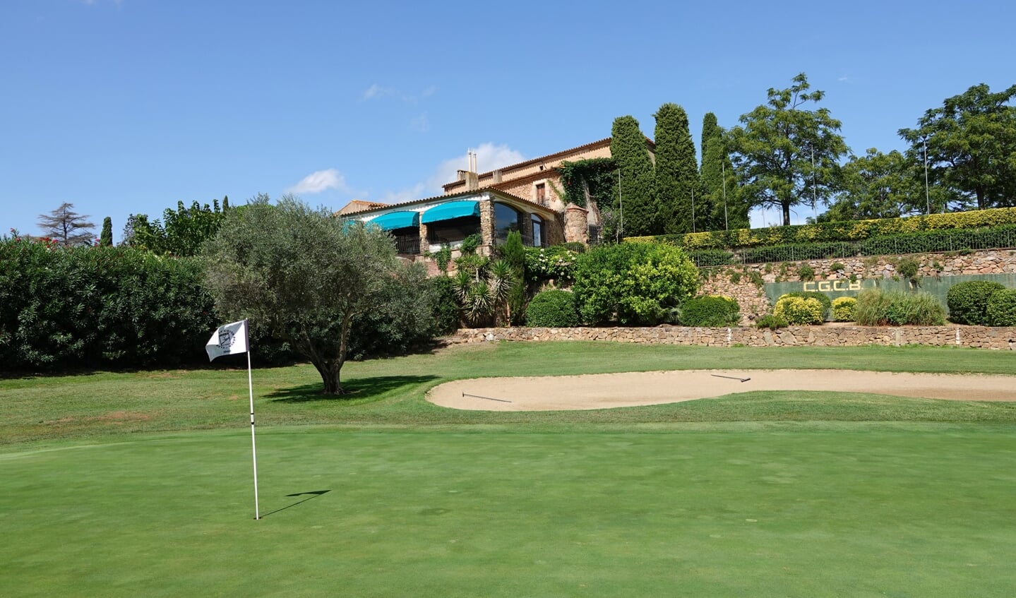 Het fraaie en gezellige clubhuis van Golf Costa Brava. (Foto NGM / Eric Korver)