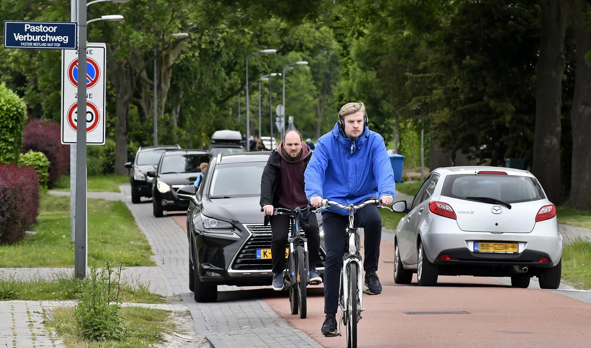 Er rijden meer auto's dan fietsers over de fietsstraat. Moet de weg compleet autoluw worden, of is een dure verkeersknip de oplossing?