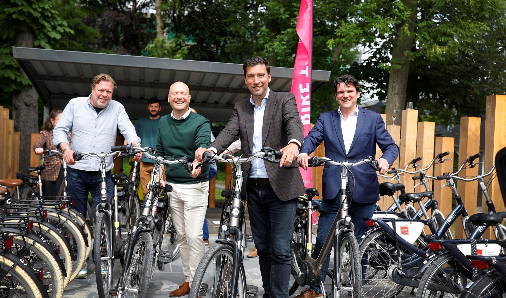  Donderdag werd de z'Bike to Binck hub' feestelijk geopend in aanwezigheid van de Haagse wethouder Robert van Asten en zijn Rijswijkse collega Armand van de Laar.