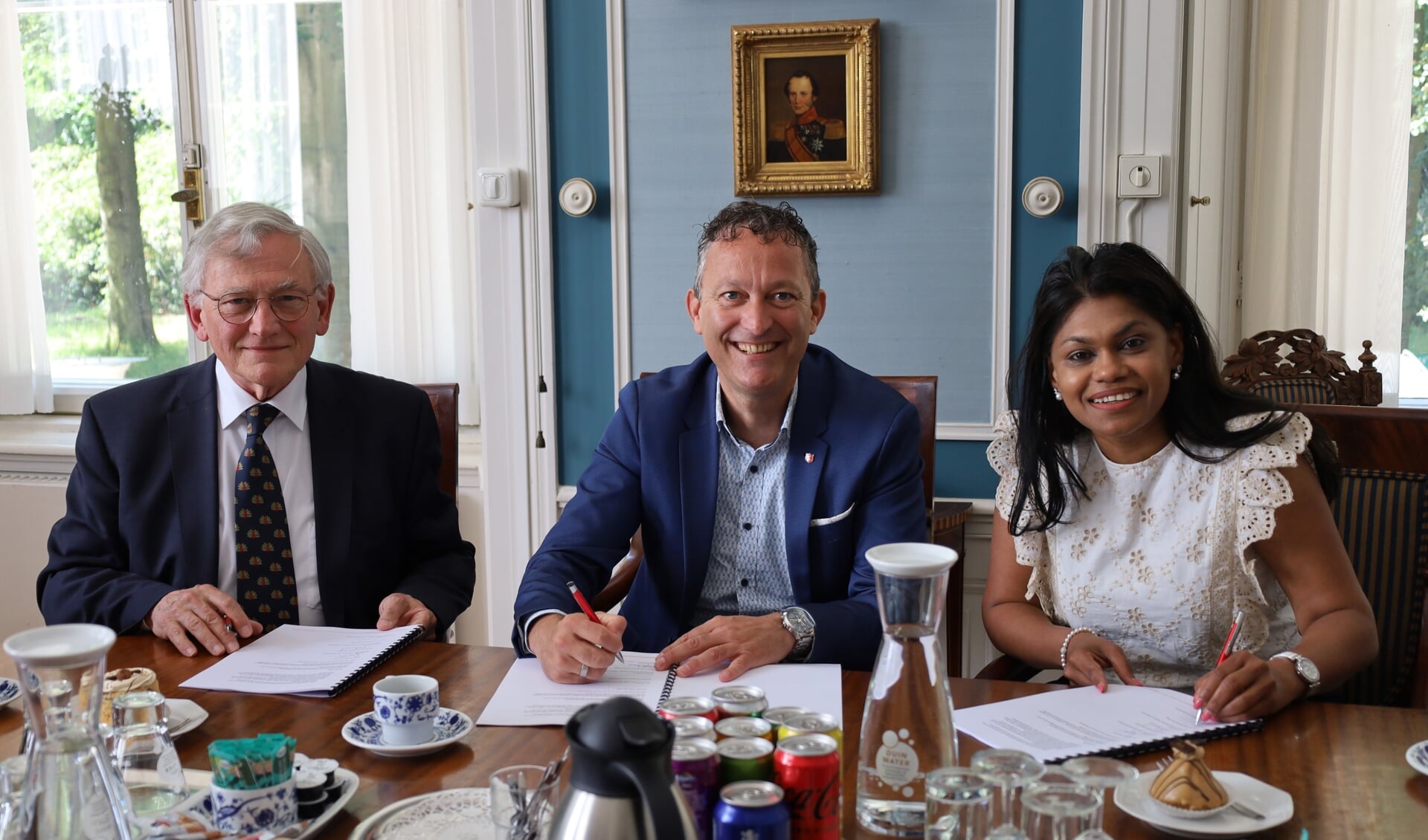 Regiodirecteur Marc Verberg van Leger des Heils W&G Noordwest en de wethouders Ritske Bloemendaal van Wassenaar en Kavita Parbhudayal van Den Haag.