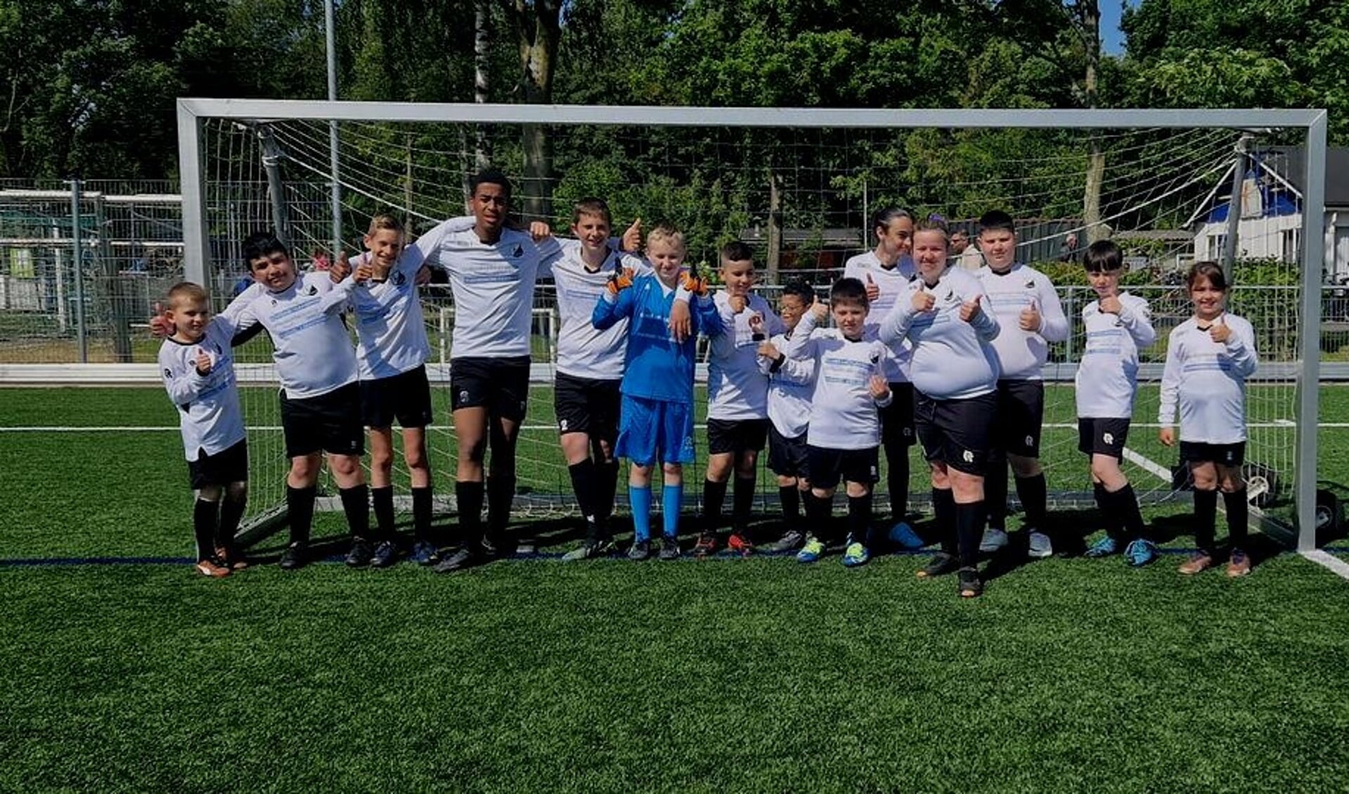 De jongens en meisjes van DVO'32 speelden in Schiedam bij PPSC hun eerste wedstrijd.  "Ze hebben genoten en gewonnen", zag de teamleiding. (Foto: PR)