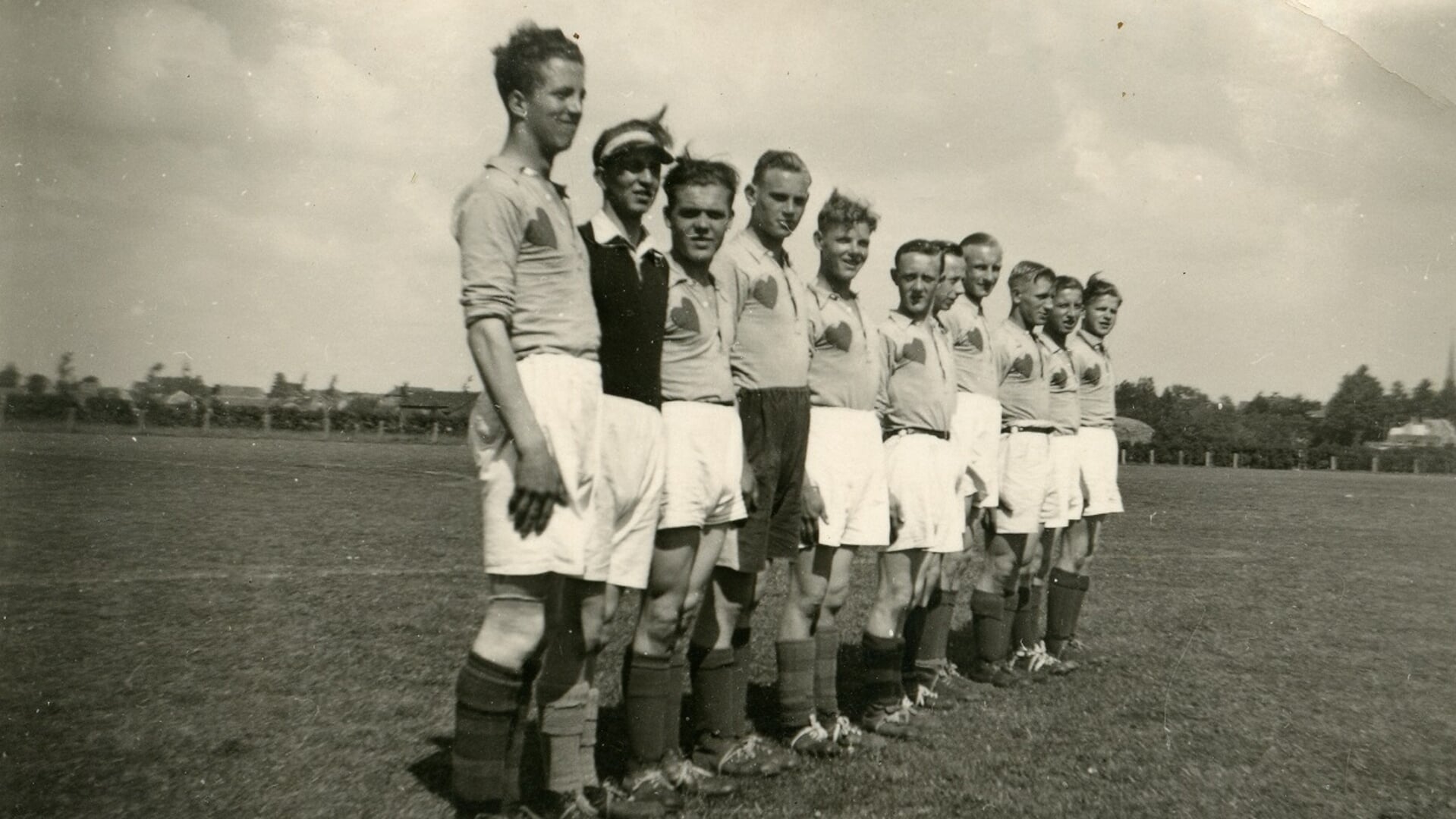 Een Velo-elftal in de jaren vijftig. Maar wie zijn deze mannen precies? 