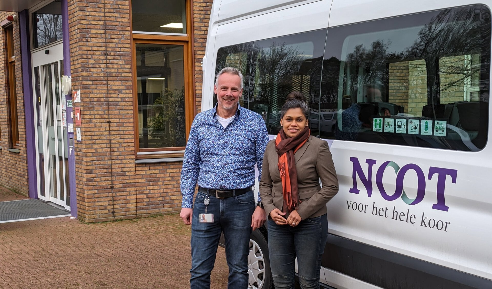 Wethouder Kavita Parbhudayal en directeur Martijn Kersing van Noot Personenvervoer tijdens een werkbezoek.