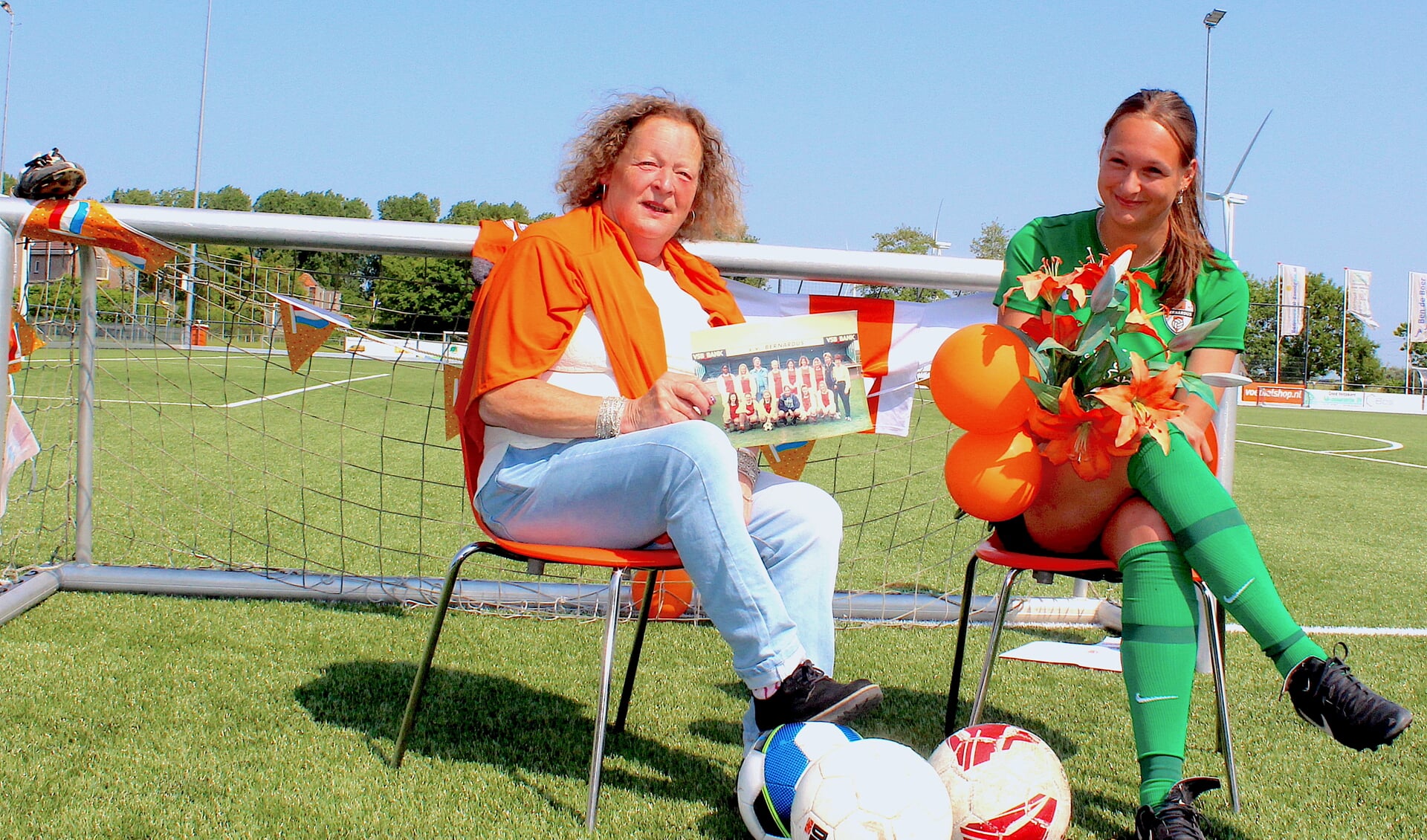 Like van Beek (li) en Chloë de Roo bereiden zich voor op de grote voetbalreünie van het damesvoetbal bij Bernardus.