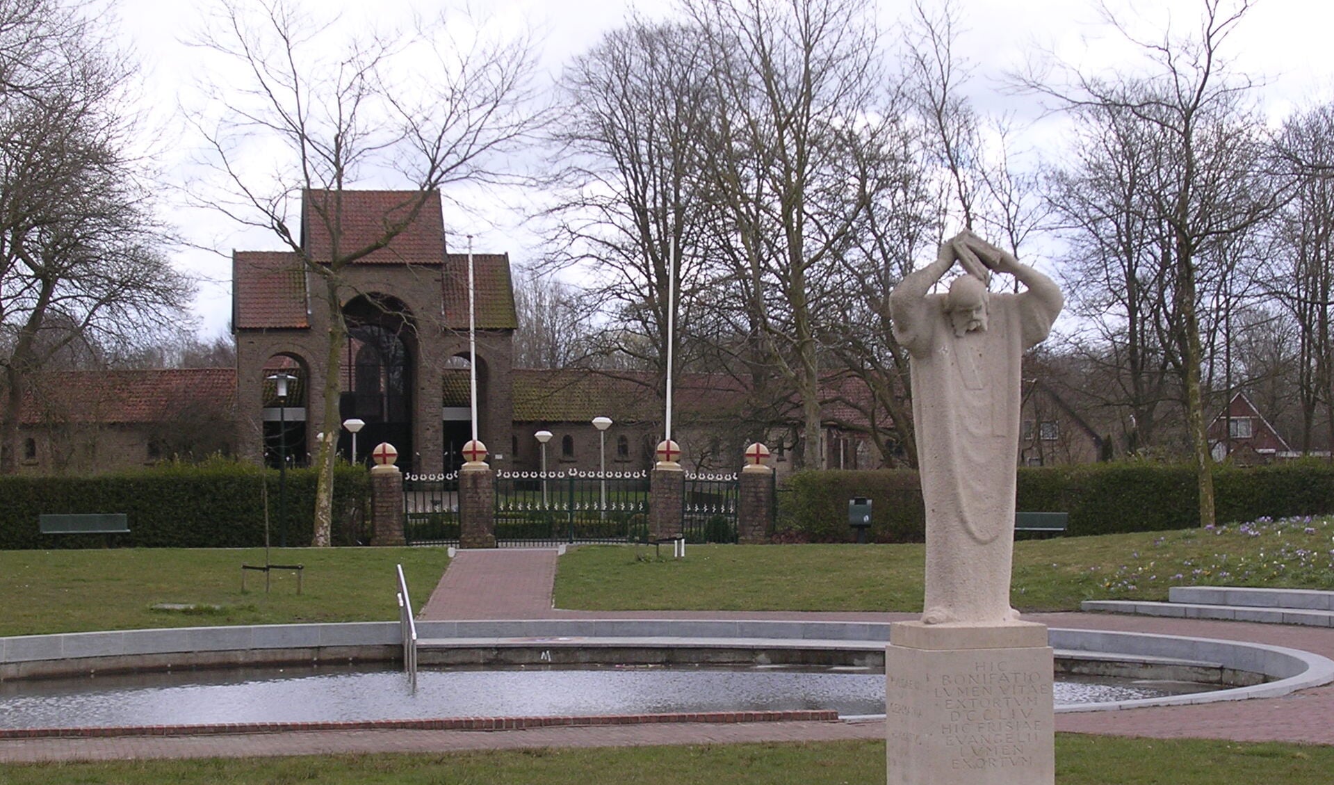 Standbeeld van Bonifatius en de kapel bij de Bonifatiusbron in het naar hem genoemde park te Dokkum.