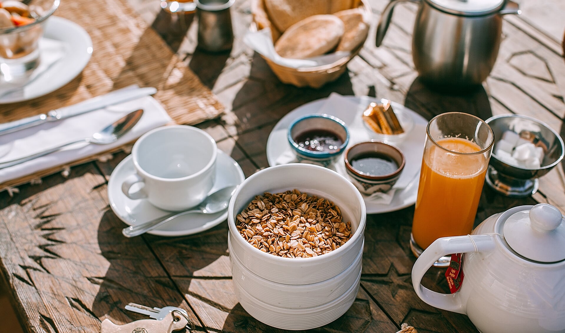 Foto van een ontbijt buiten ter illustratie.