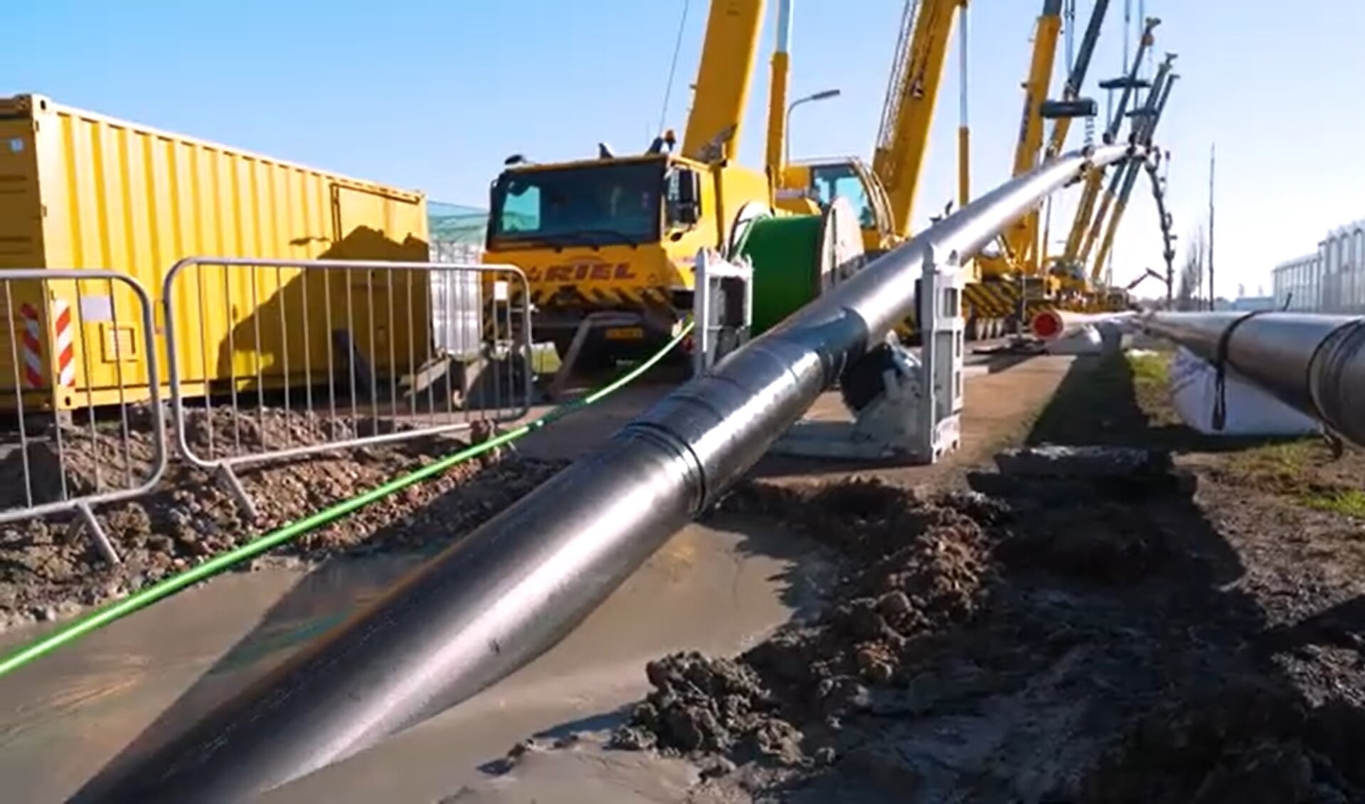 Buizen die het warme water van de installatie naar de kwekers zullen brengen.