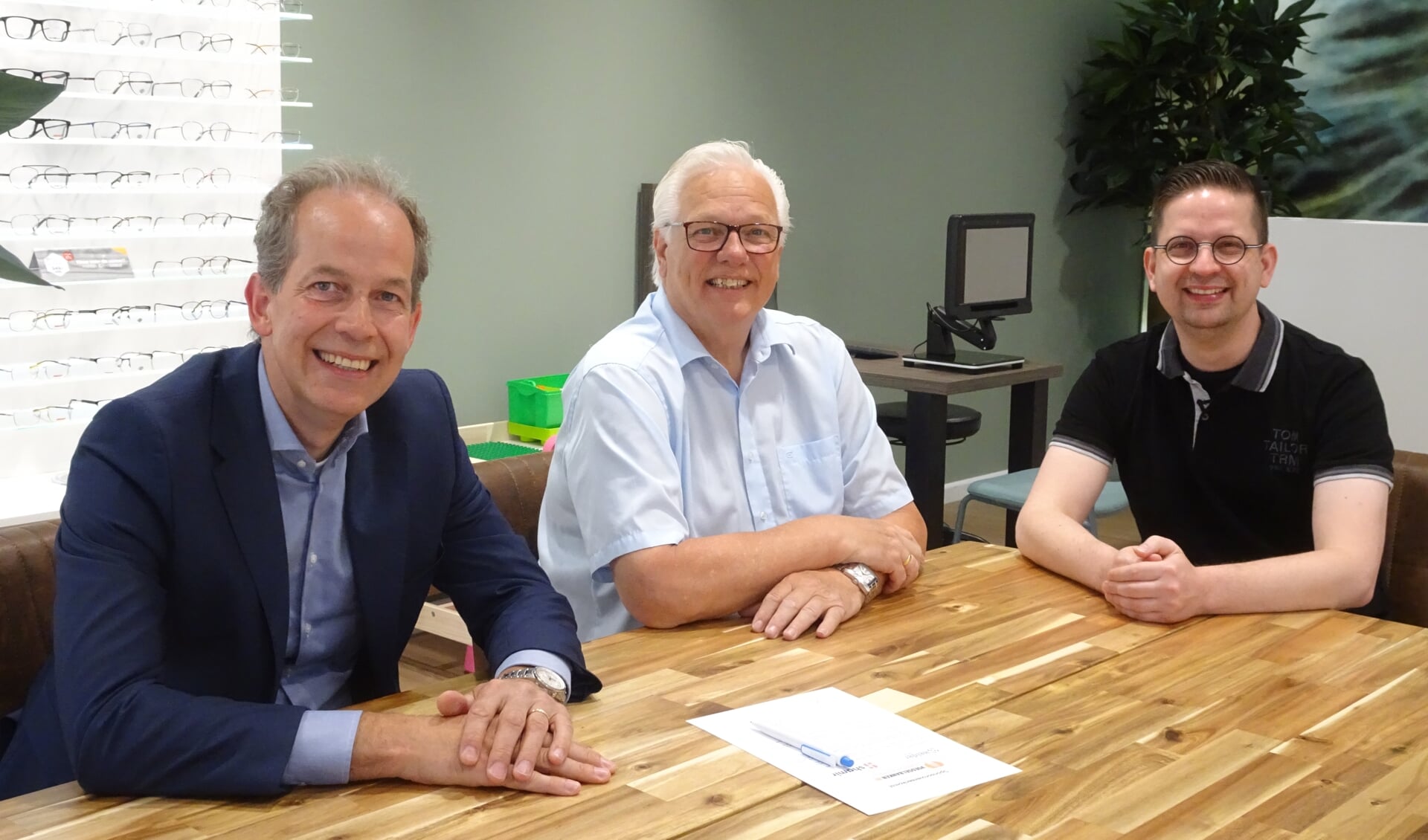Tevreden gezichten na de ondertekening van de samenwerkingsovereenkomst. Van links naar rechts: Theo Bax, René de Jong en Jurjen Tiele.