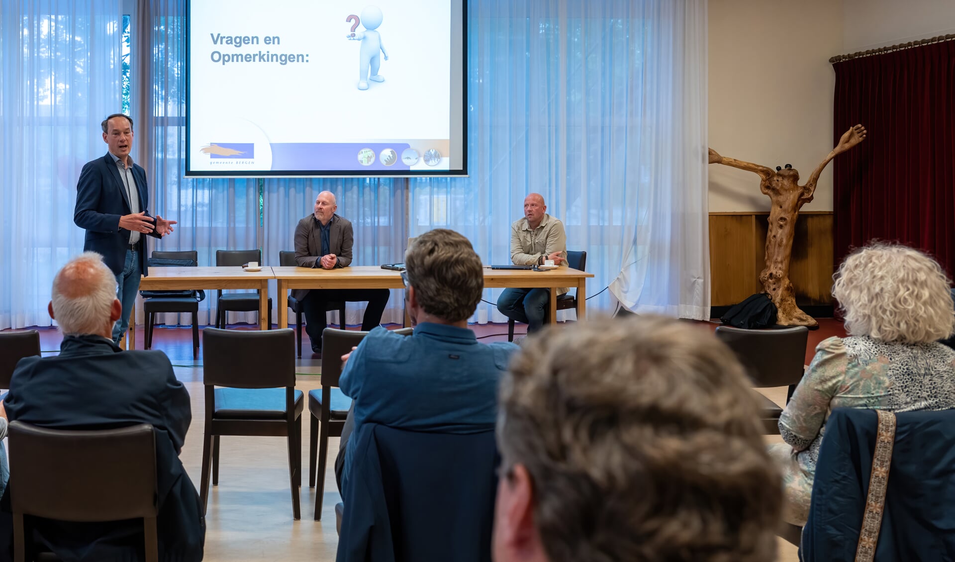 Van links naar rechts wethouder Ernest Briët, projectleider Menno Schermer en Schulpvoorzitter Maarten Gozeling
