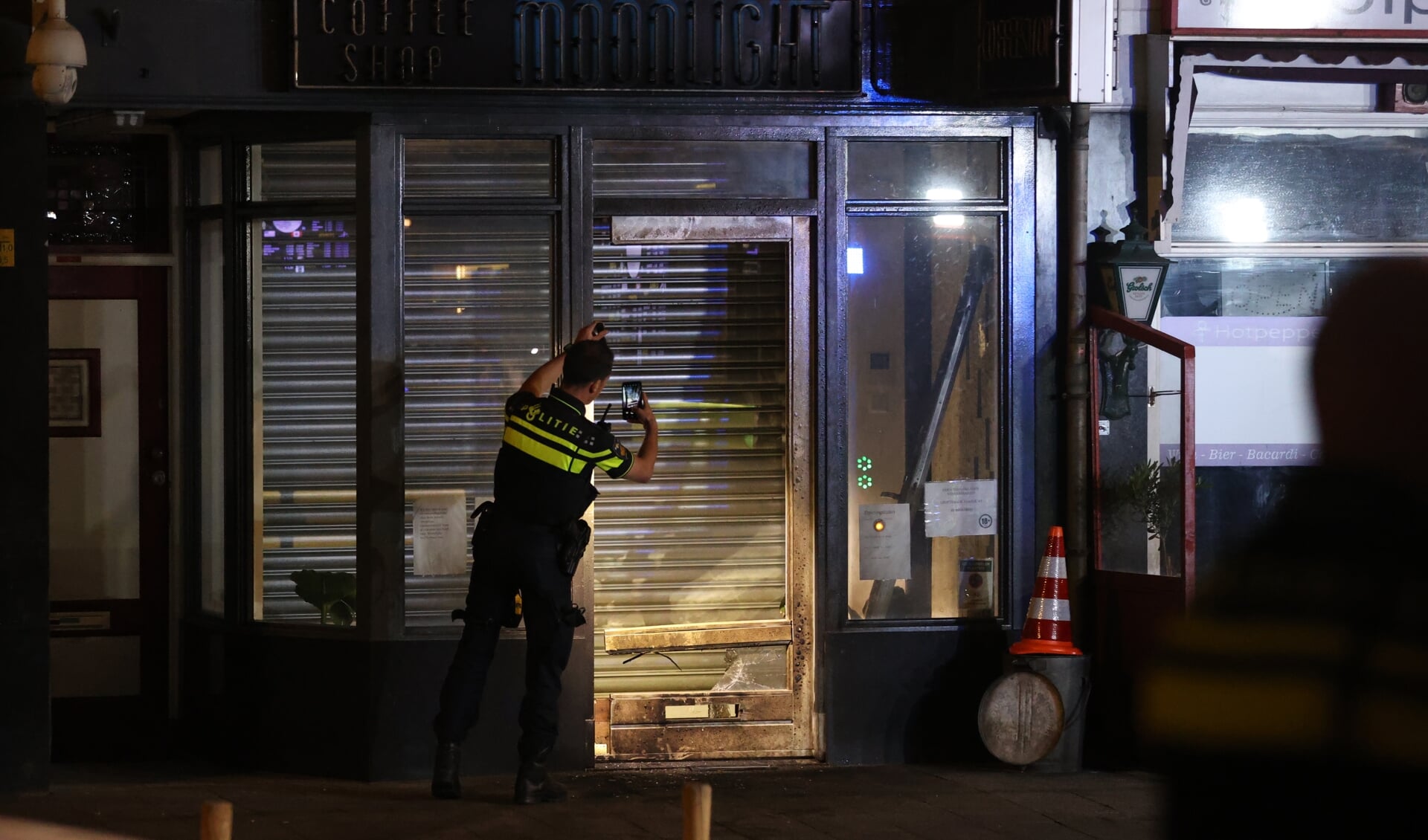 Veel schade na explosie bij coffeeshop Moonlight aan de Bilderdijkstraat