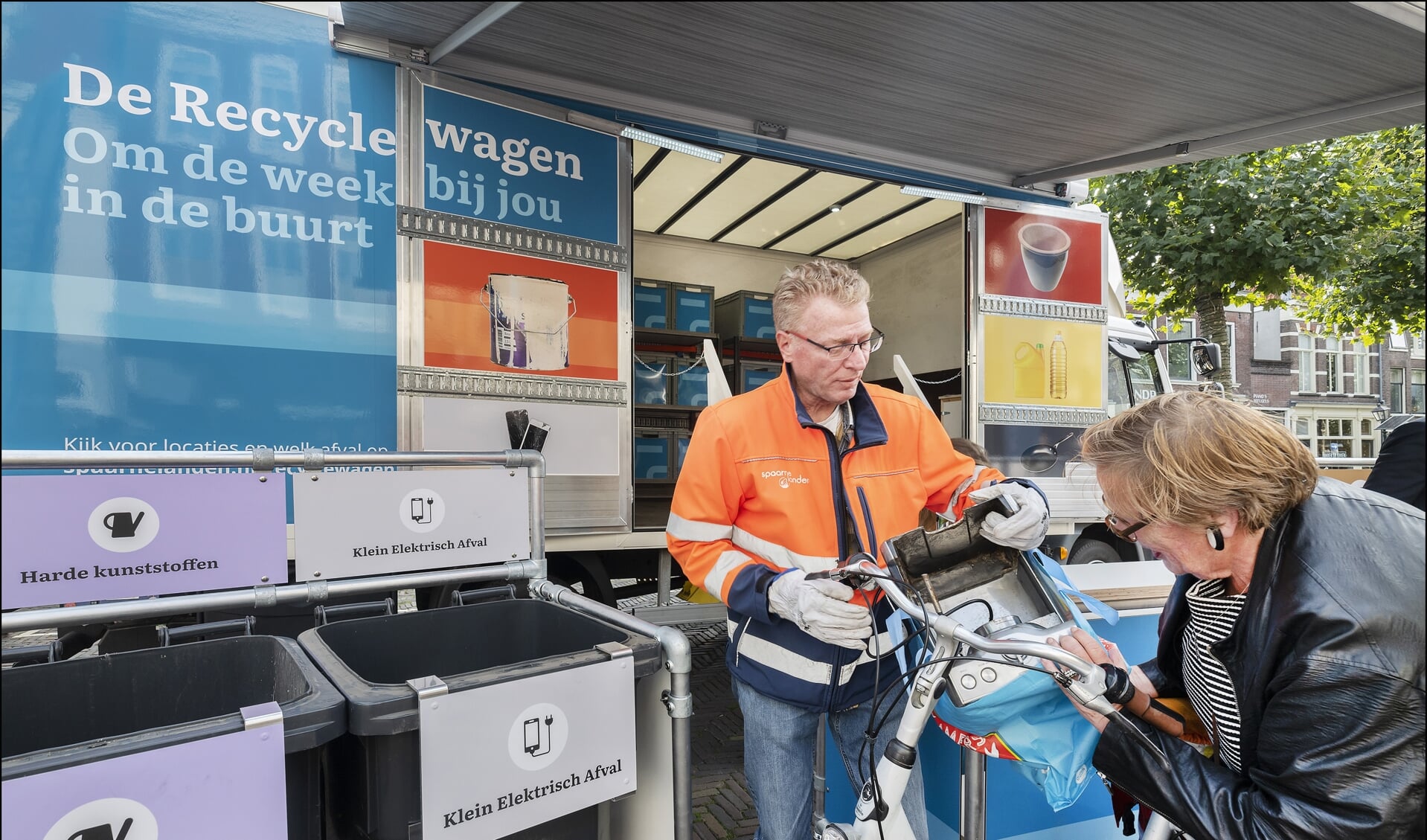 HAARLEM - Opening van de Recyclewagen van Spaarnelanden op de Botermarkt.     United Photos/Paul Vreeker