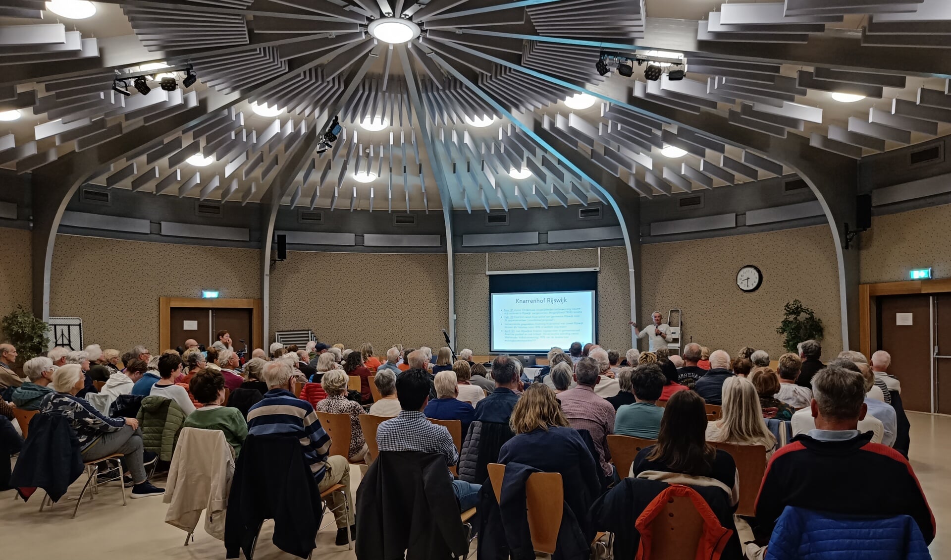 Informatiebijeenkomst over knarrenhofplannen in Rijswijk. 