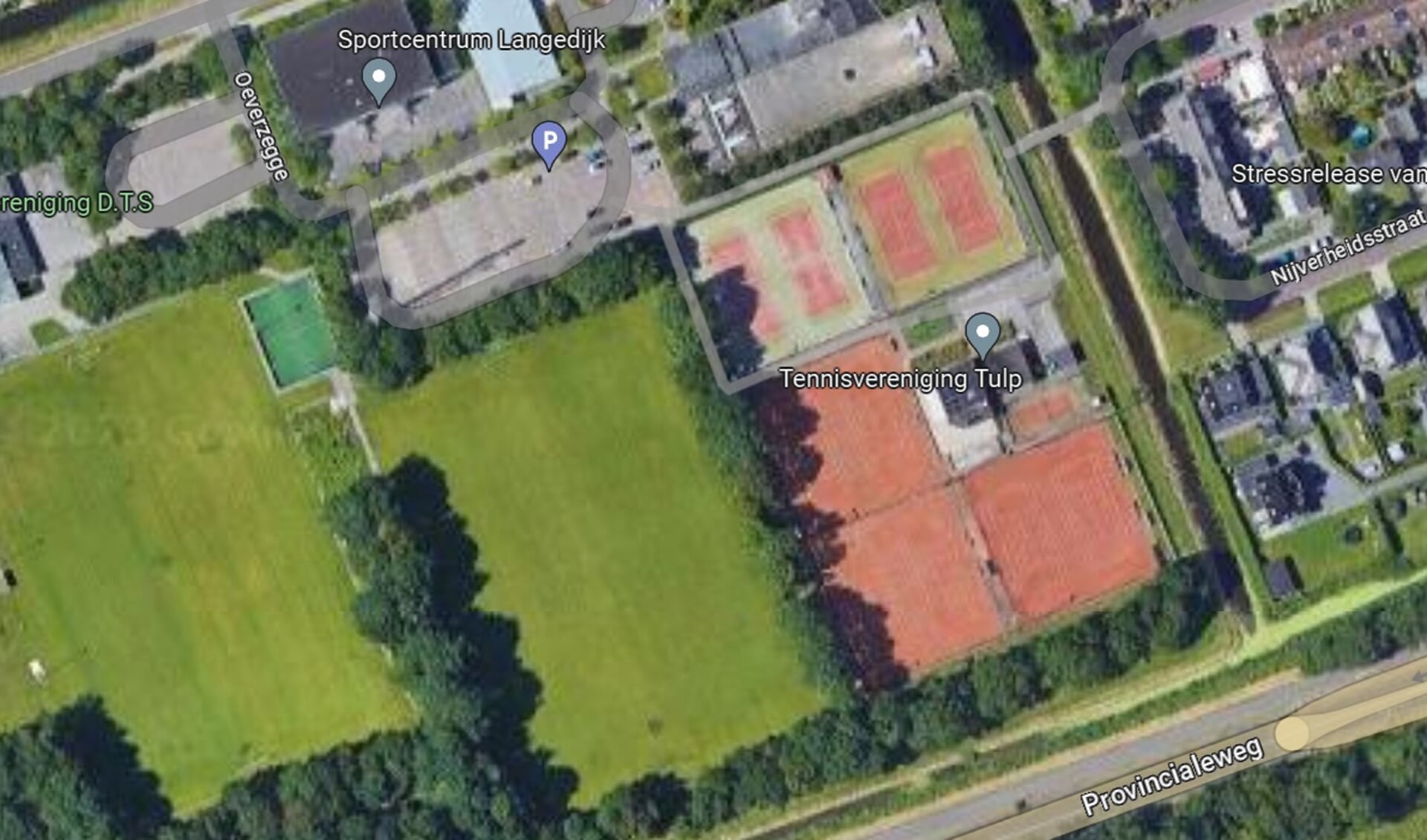 TV Tulp wil graag padelbanen aanleggen aan de kant van de voetbalvelden. De omwonenden rechts van het tennispark zien dit niet zitten.