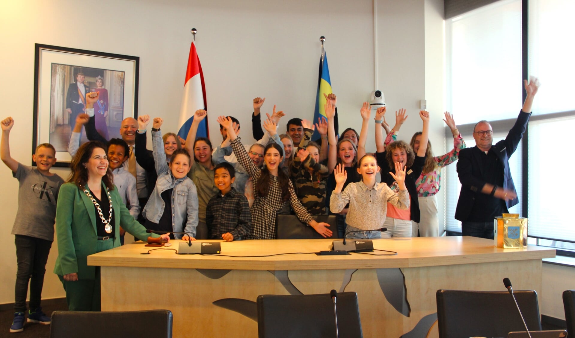 De kinderrechtenambassadeurs met burgemeester Huri Sahin (vooraan), wethouder Armand van de Laar (links, achterste rij), hun begeleiders van Haaglanden Beweegt en de vakjury (rechts).