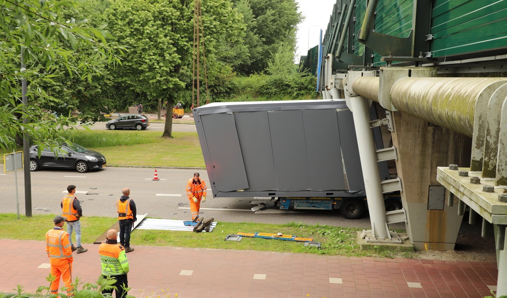 Vrachtwagen met lading klem onder viaduct Holysingel.