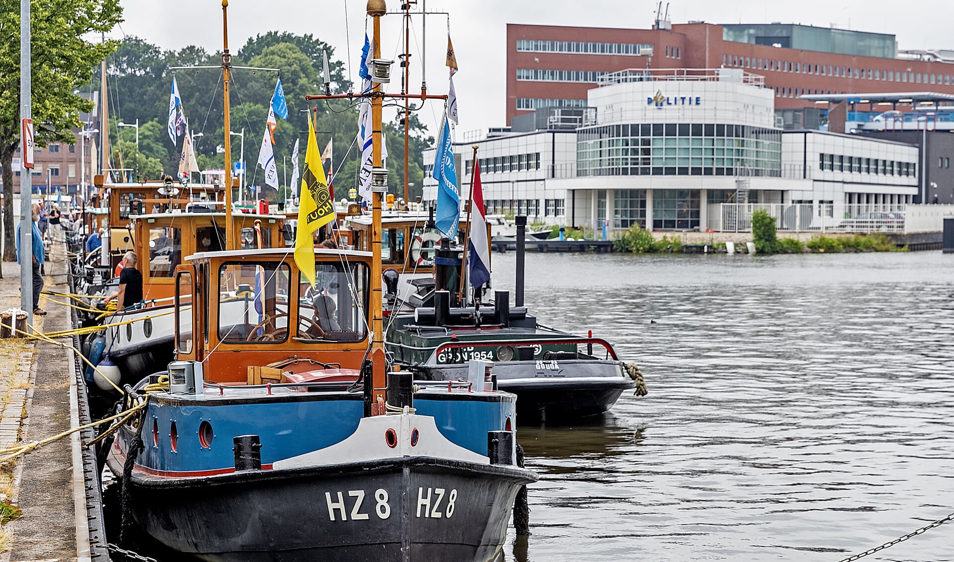 Historische schepen doen Alkmaar aan, voor één nachtje. De boten zijn onderweg naar Sail Den Helder.