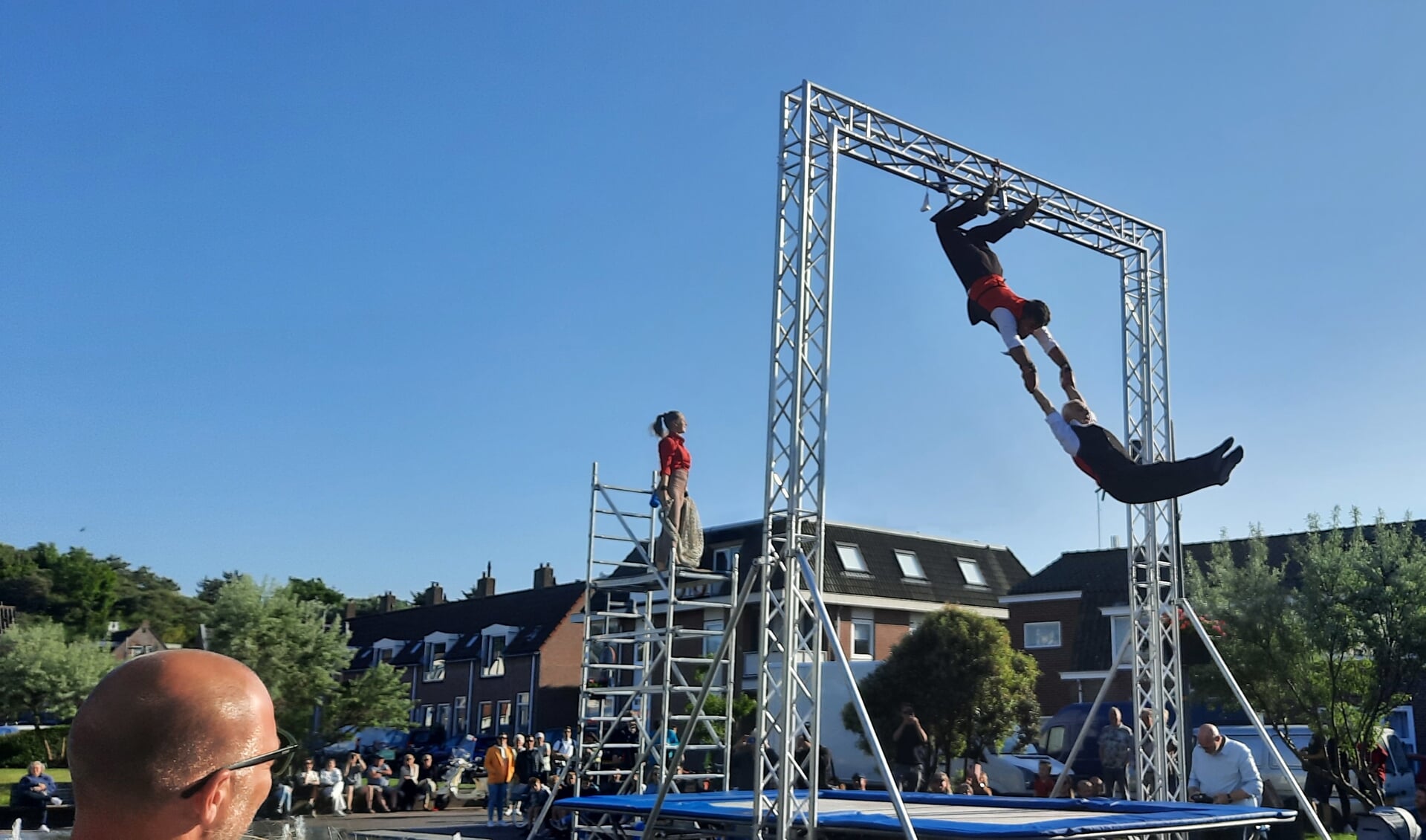 De Flying Acrobats hoog in de lucht op het burgemeester Eymaplein