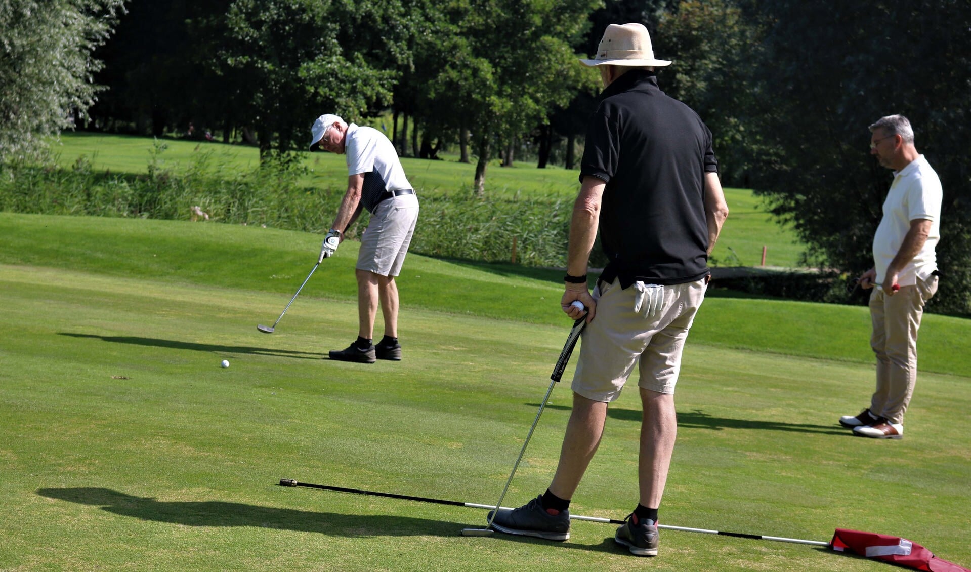 Wedstrijddeelnemers spelen achttien holes.