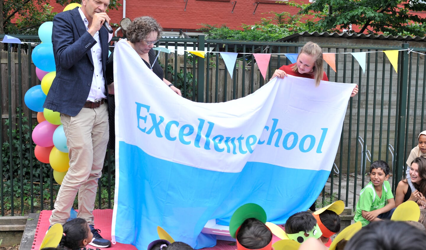 Michiel Bootz, Masha Stolk en Hanneke Vingerling onthullen de speciale vlag