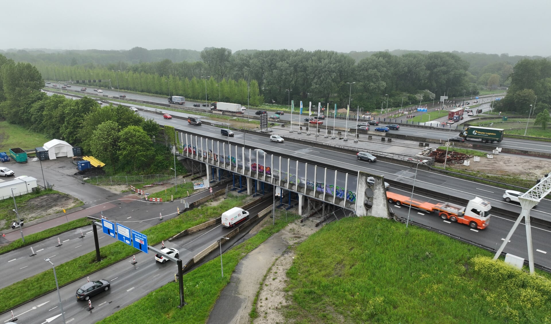 Rijkswaterstaat vervangt een viaduct in de A16 over de Hoofdweg in Rotterdam. 
