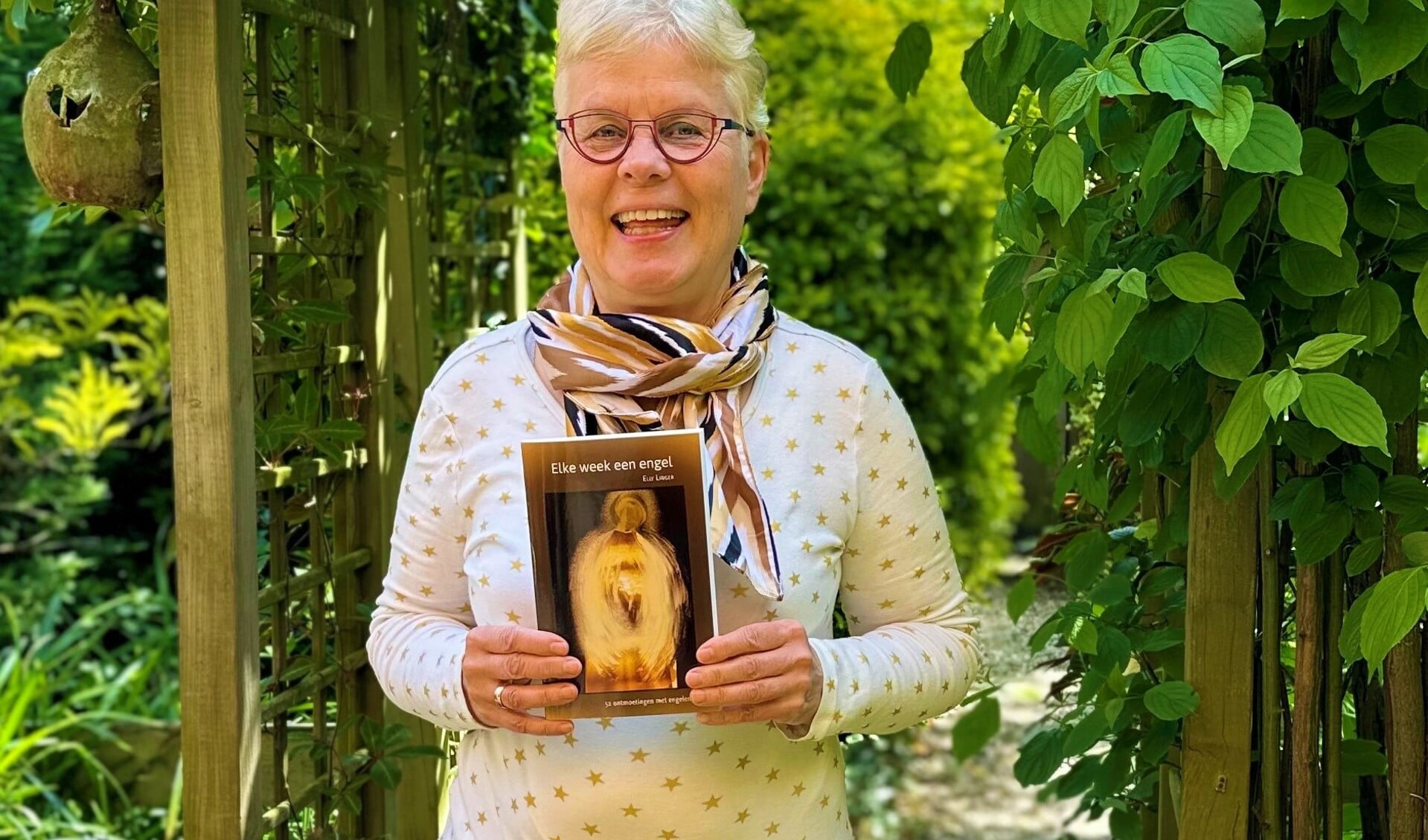 Elly Linger met haar nieuwste boek.