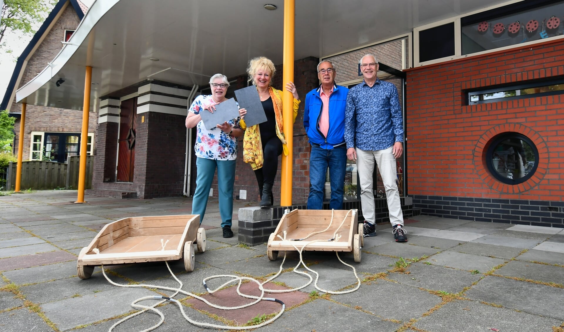 (v.l.n.r.) Sanna Danser, Mirjam Sloots - met de leien die op het dak moeten komen in de hand -, Feike Oppewal en Henk Kooi voor de 100-jarige Parklaankerk bij de Korrie's waarmee op zaterdag 10 juni races worden gehouden.