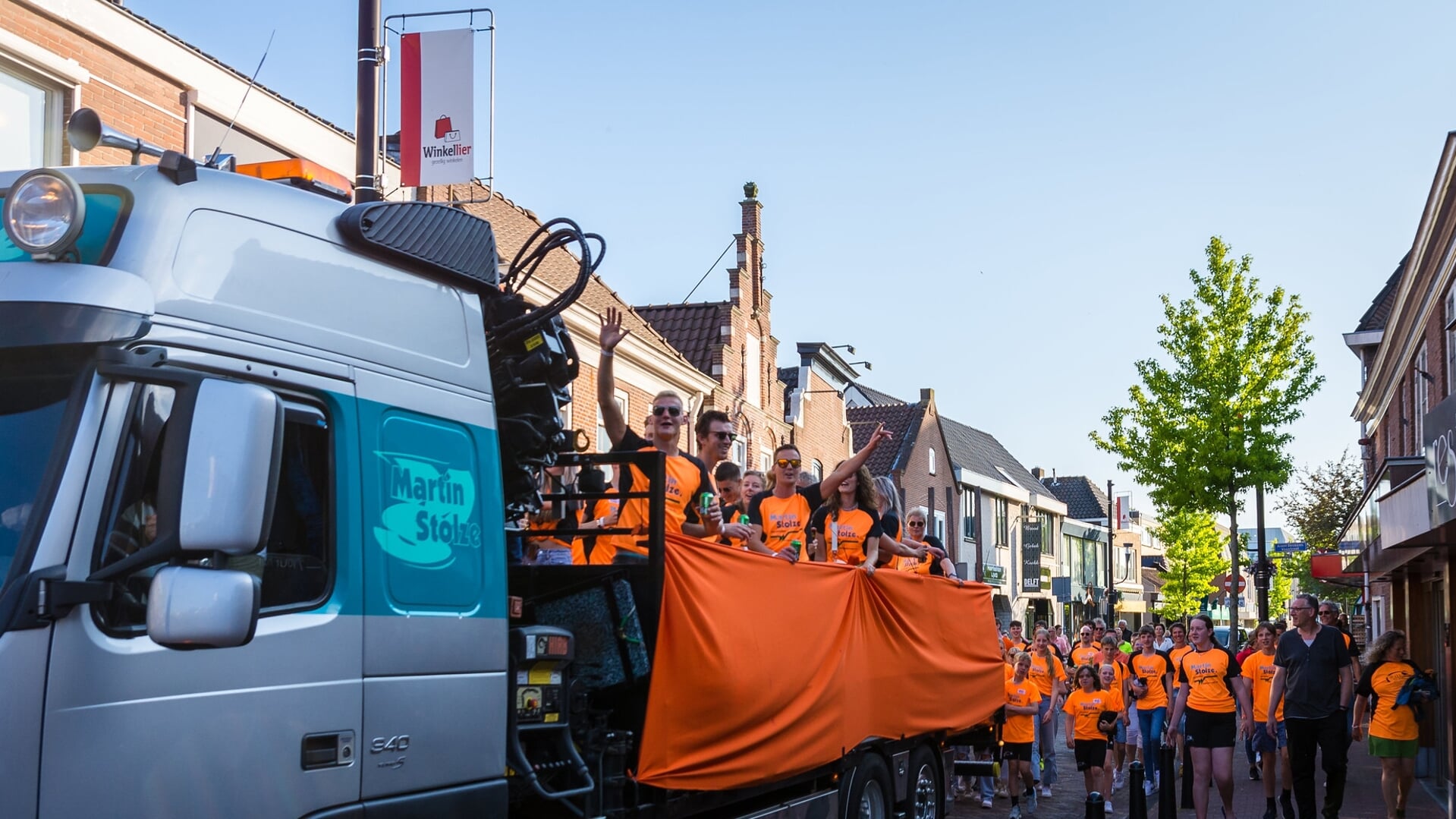 De selectie kwam op een platte wagen van hoofdsponsor Martin Stolze B.V. de Hoofdstraat in gereden in De Lier.  