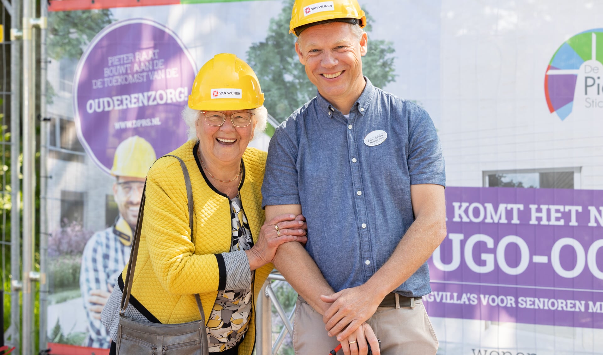 Kwartiermaker Paul Jeroen Verkade van Pieter Raat en de 88-jarige mevrouw Schouten bij de officiële start van de bouw van het nieuwe Hugo-Oord.