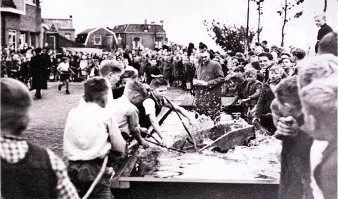Na de race werd de Korrie in een bak met water gegooid om de houten draaiende delen af te koelen. 