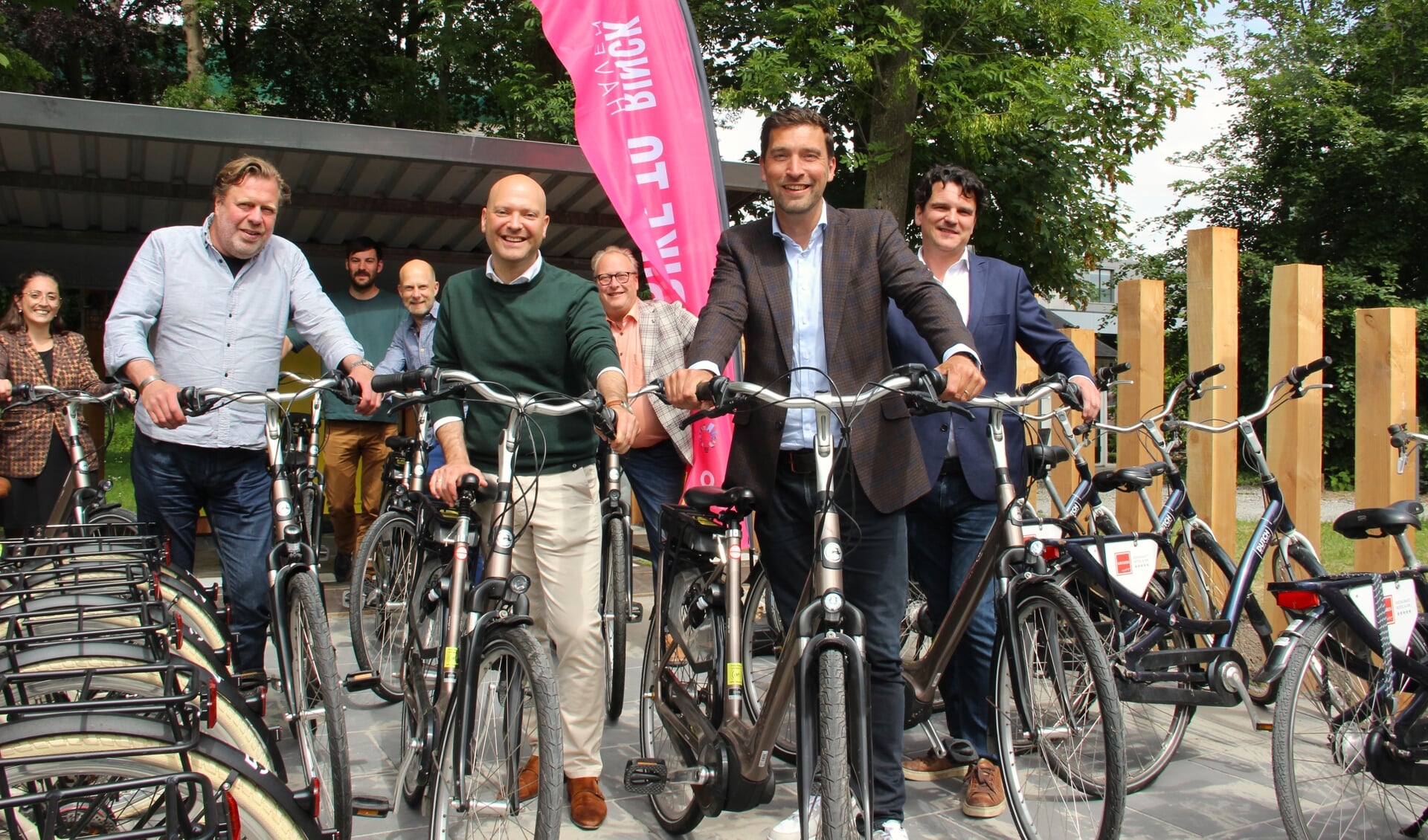 Met de wethouders Armand van de Laar en Robert van Asten voorop, worden de eerste meters gereden op de nieuwe huur E-bikes.