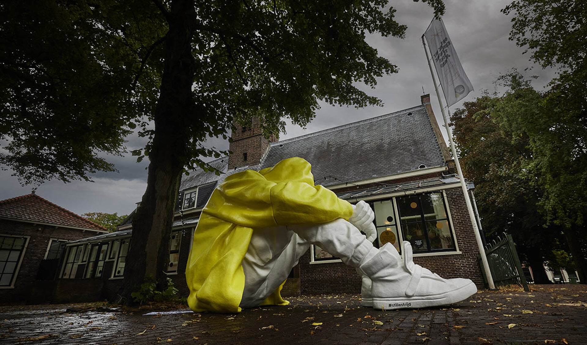 Kunstwerk ‘Stille Strijd’ van Saskia Stolz op het terras bij Museum van de Geest.