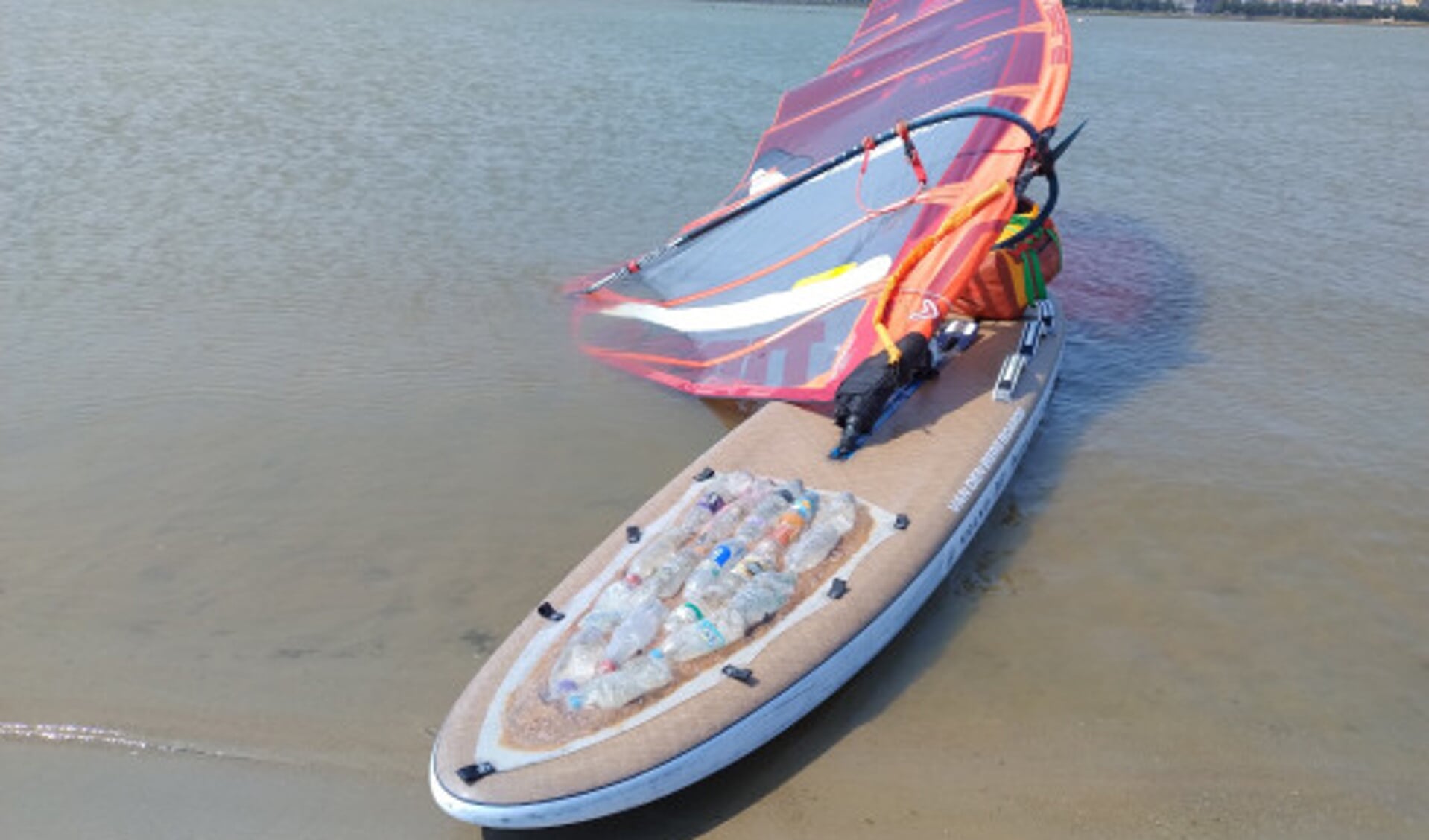Surfboard gemaakt van gerecycled piepschuim, plastic flesjes en schimmel.