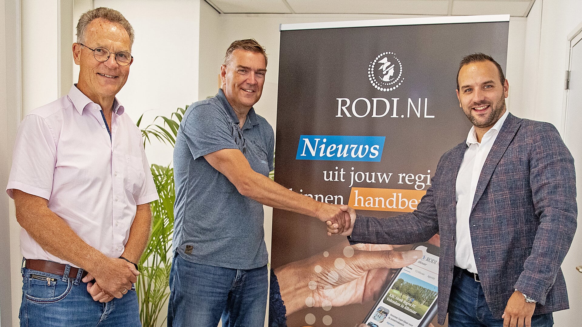 Van links naar rechts: Rob Kool en Milco de Vries van Wensenambulance en Matthijs Malipaard, directeur Rodi Media.