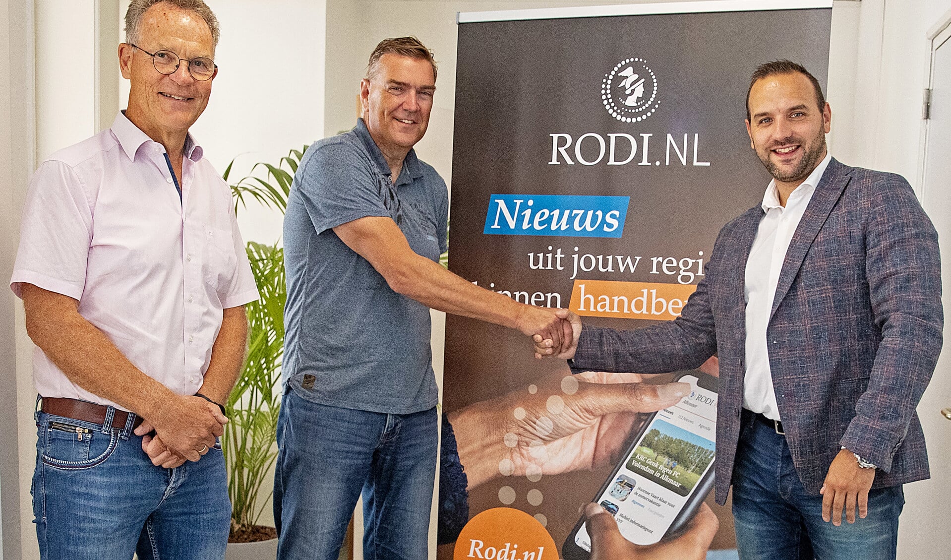Van links naar rechts: Rob Kool en Milco de Vries van Wensenambulance en Matthijs Malipaard, directeur Rodi Media.