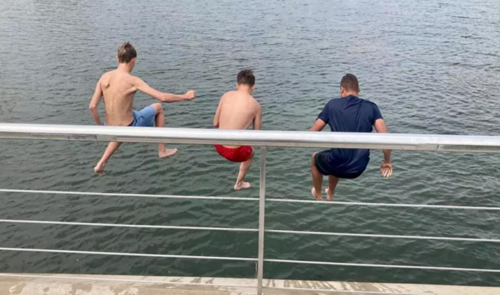 Voor De Jongeren Is Het Natuurlijk Geweldig Om Van De Brug Het Water In Te Springen Maar