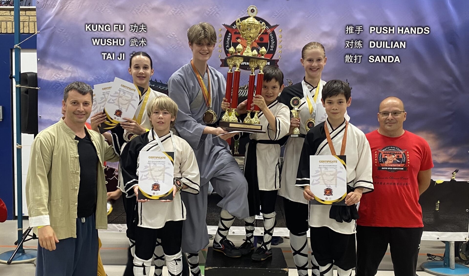 De groep keerde volgehangen met medailles en met grote trofee terug uit Apeldoorn.