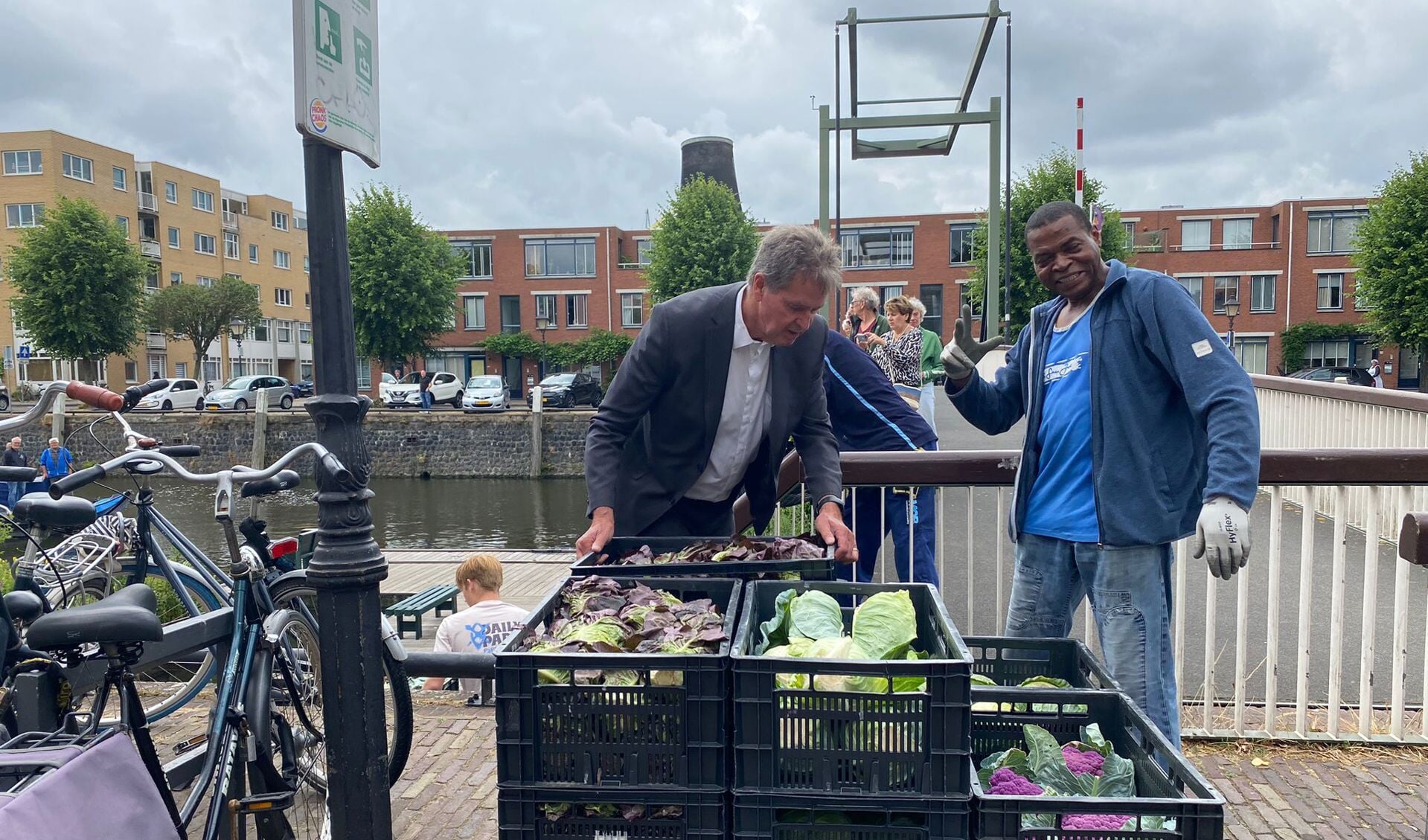 Voedselbank Rotterdam neemt de kratten in ontvangst.