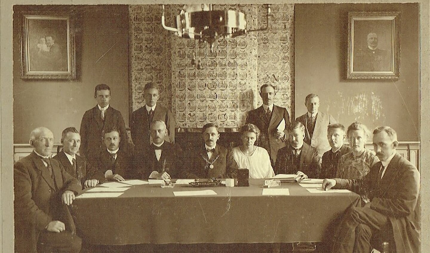 De gemeenteraad van Wormer in 1919 bijeen in het oude raadhuis bij de installatie van burgemeester Pieter Kooiman. Mevrouw Schoute tweede van rechts. Vierde van links wethouder Dirk Louw en naast hem burgemeester Pieter Kooiman. Pieter was de opvolger van Dirk Kooiman die vanaf 1910 burgemeester was.
