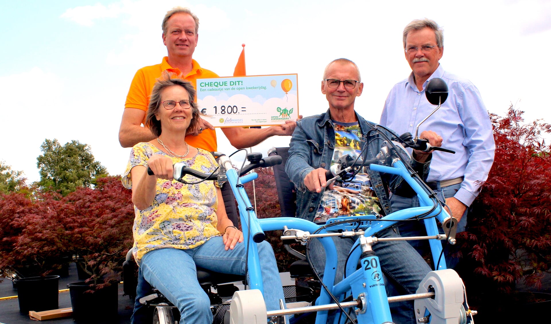 Feestelijk moment op de kwekerij van Jan Venema (met cheque), vooraan vlnr Emmalie Guldemond, Hans Lammers en Ernest Keijzers.