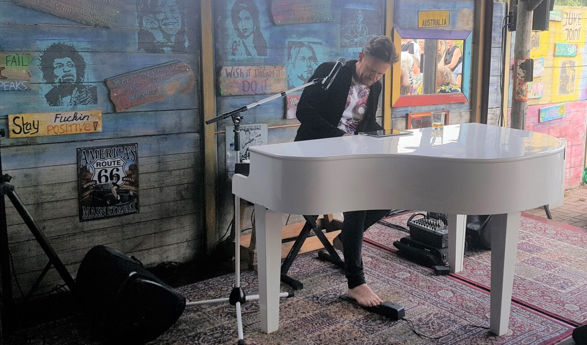 Ger Savelkoul gaat solo op de piano.